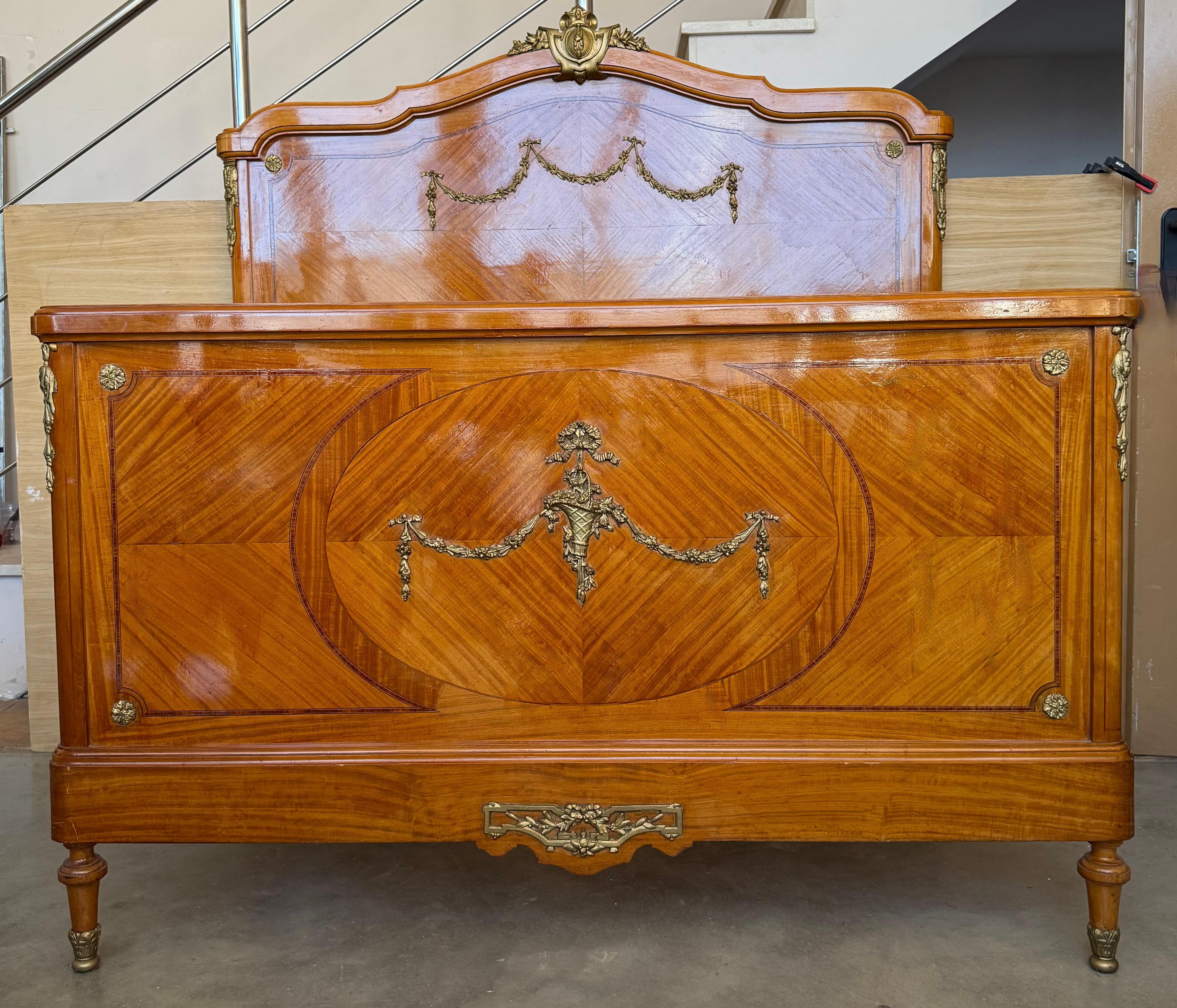 Cadre de lit en érable français, datant du début du 20e siècle, provenant de Provence, France. Richement ouvragée avec des placages de ronce de noyer et des incrustations de marqueterie florale, cette pièce a été révisée structurellement et