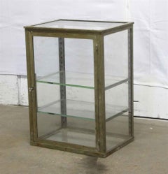 1920er Jahre Französisch vernickelt Messing Tischplatte Vitrine mit zwei Glasböden & Schlüssel