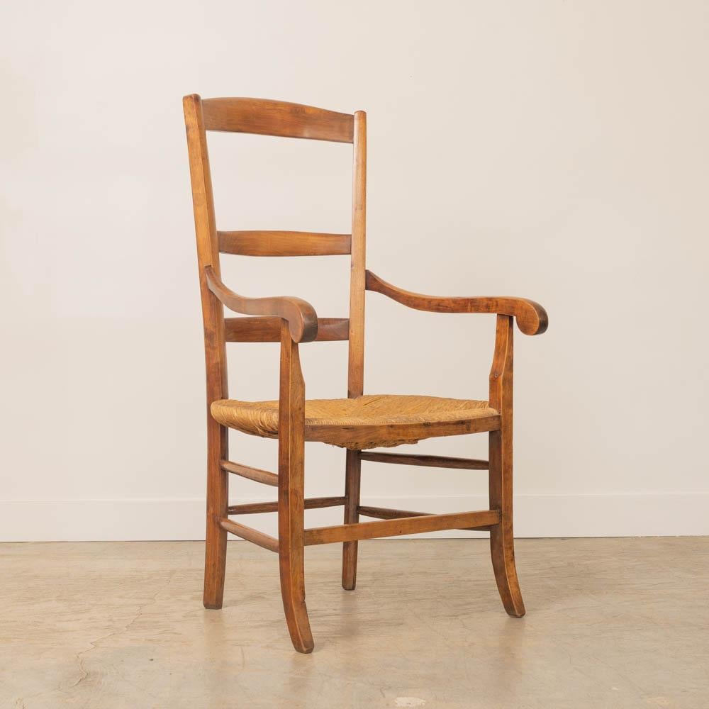 Bellissima sedia in legno e tessuto proveniente dalla Francia, anni '20. Corpo in quercia intagliata con schienale a doghe e dettagli intagliati. Fantastica seduta originale in paglia intrecciata. Un pezzo unico, perfetto come sedia d'accento in un