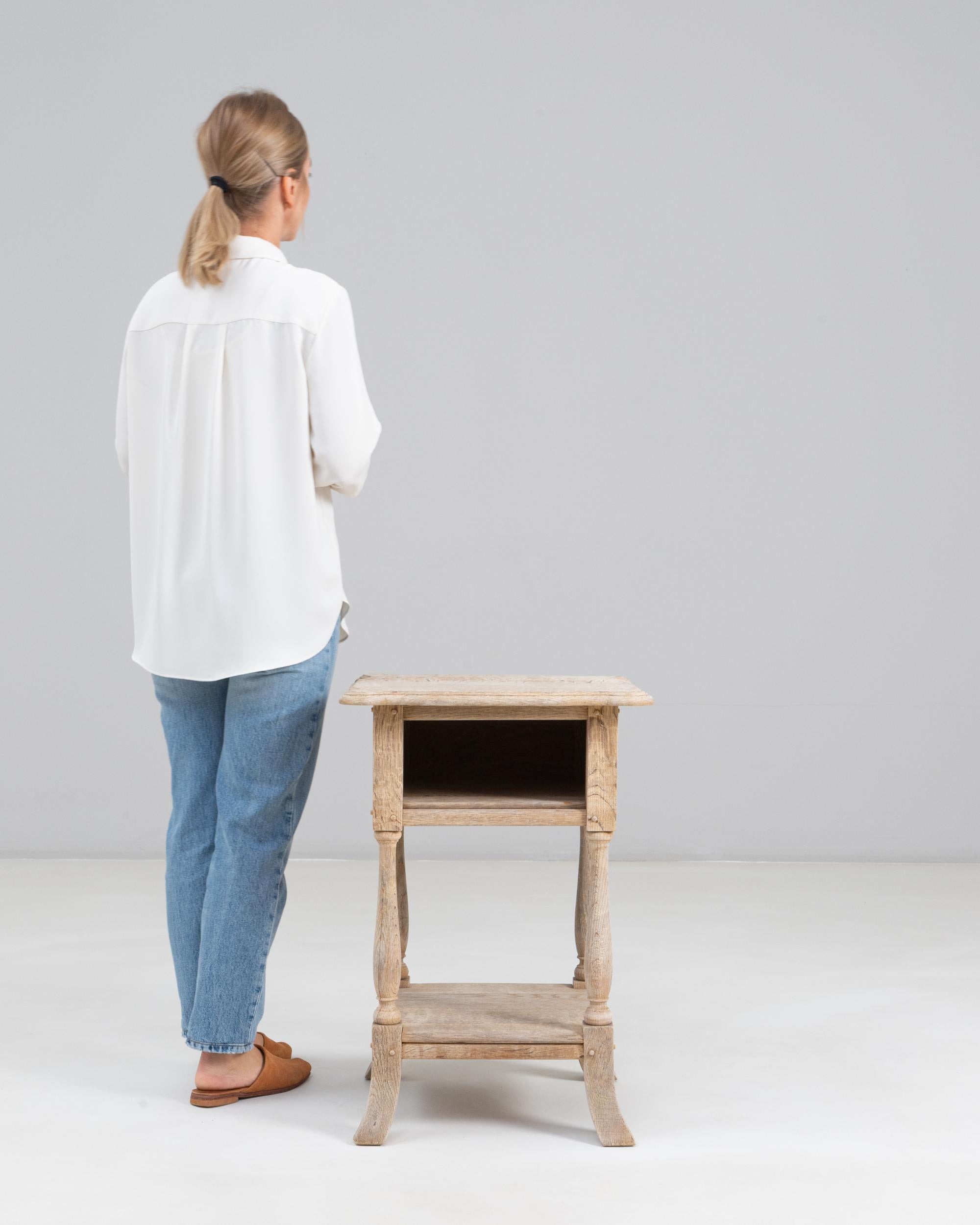 Table d'appoint en chêne français des années 1920. Cette table d'appoint discrète reflète l'artisanat français du début du XXe siècle avec sa forme simple et fonctionnelle et sa patine chaude en chêne naturellement altérée. Le plateau carré repose