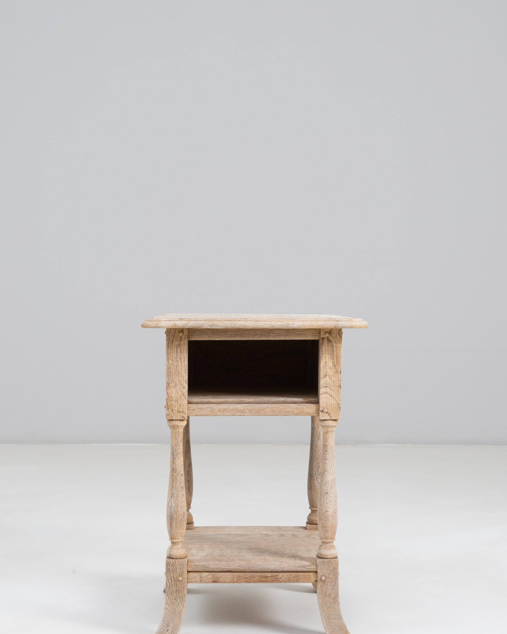 Français Table d'appoint en chêne français des années 1920 en vente