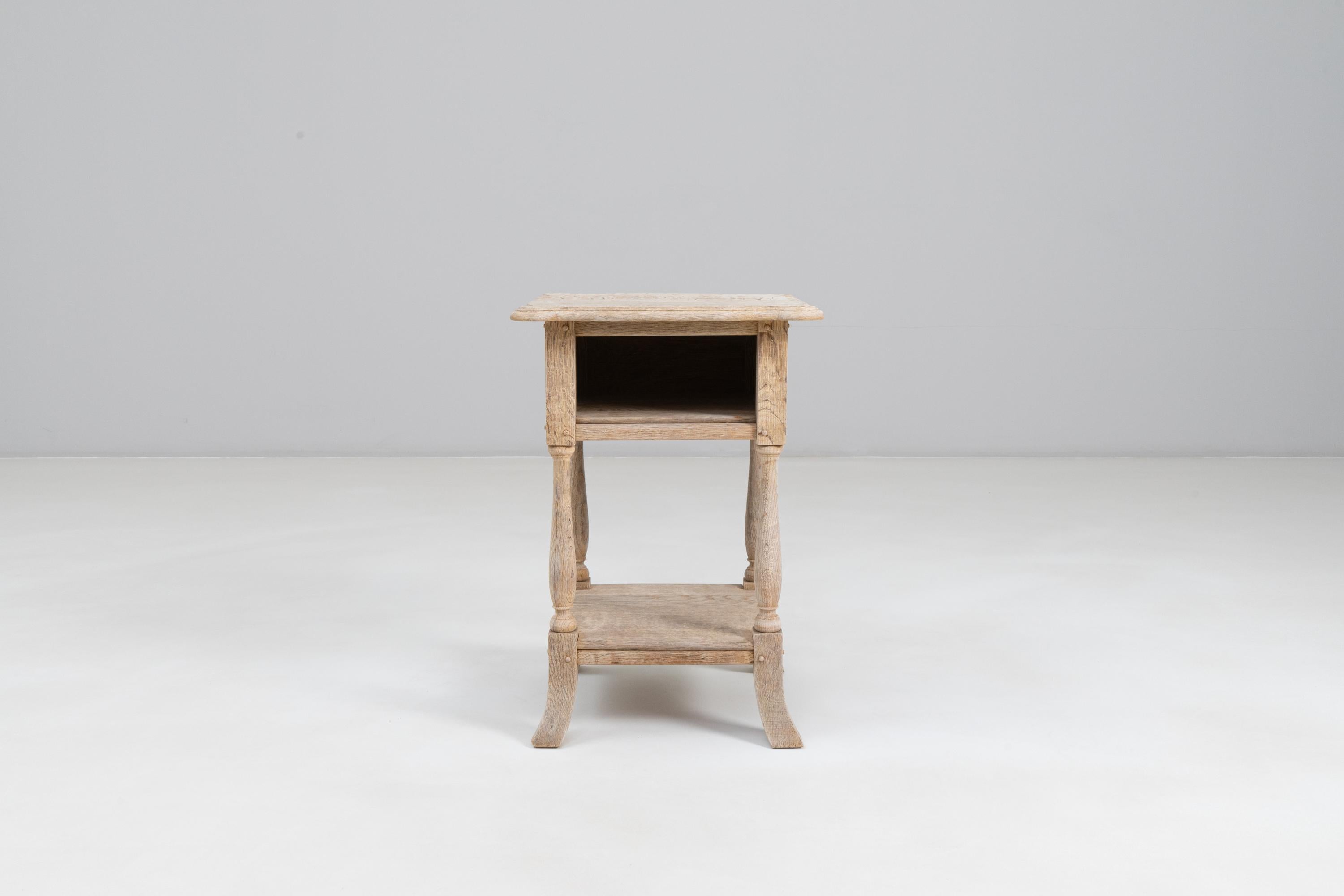 Table d'appoint en chêne français des années 1920 Bon état - En vente à High Point, NC