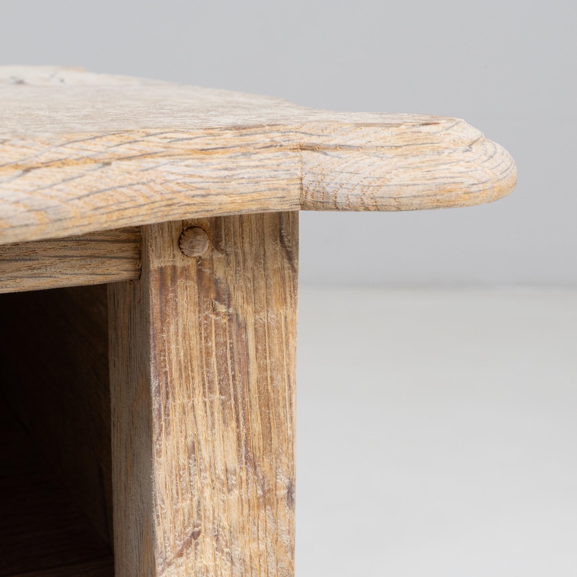 Table d'appoint en chêne français des années 1920 en vente 1