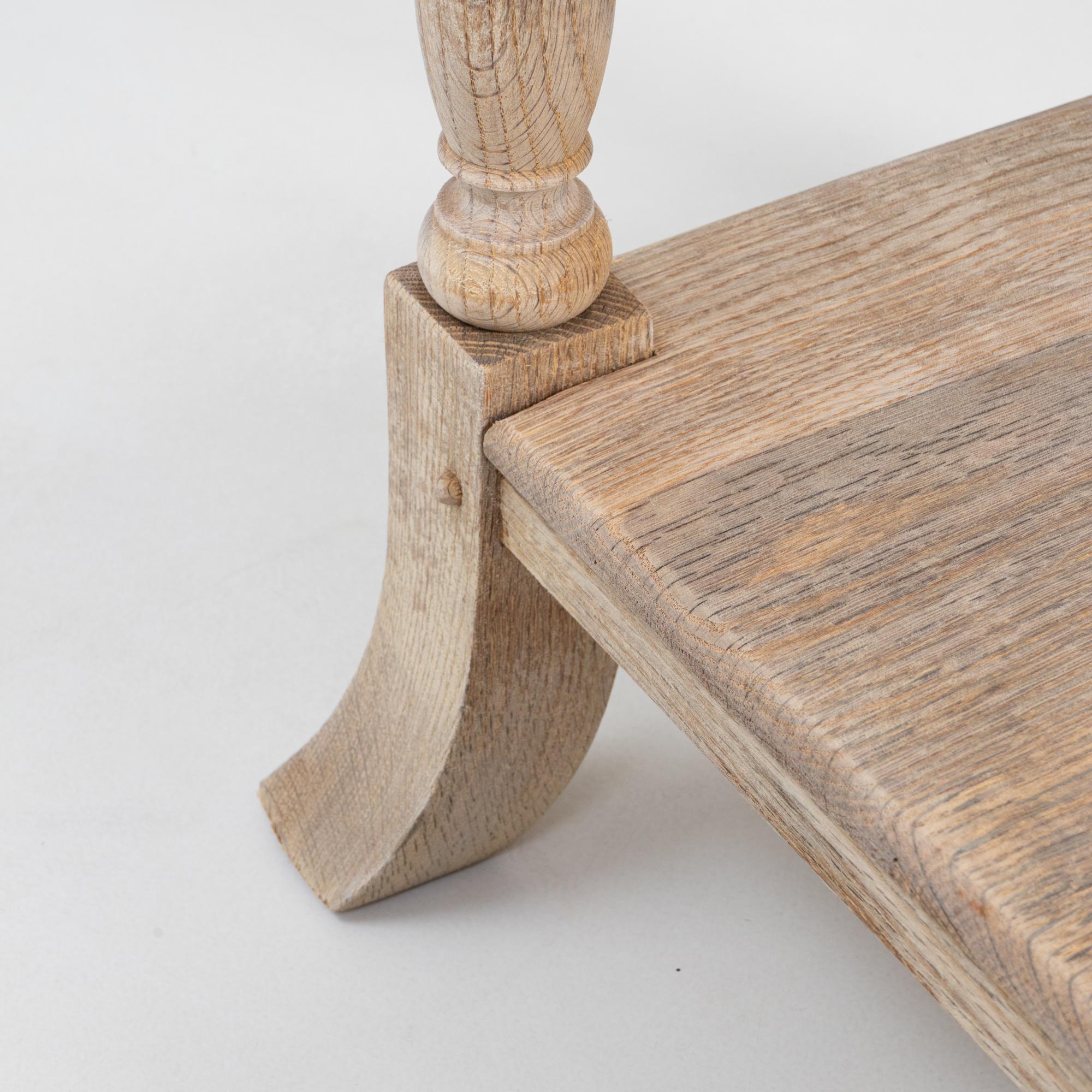 Table d'appoint en chêne français des années 1920 en vente 2