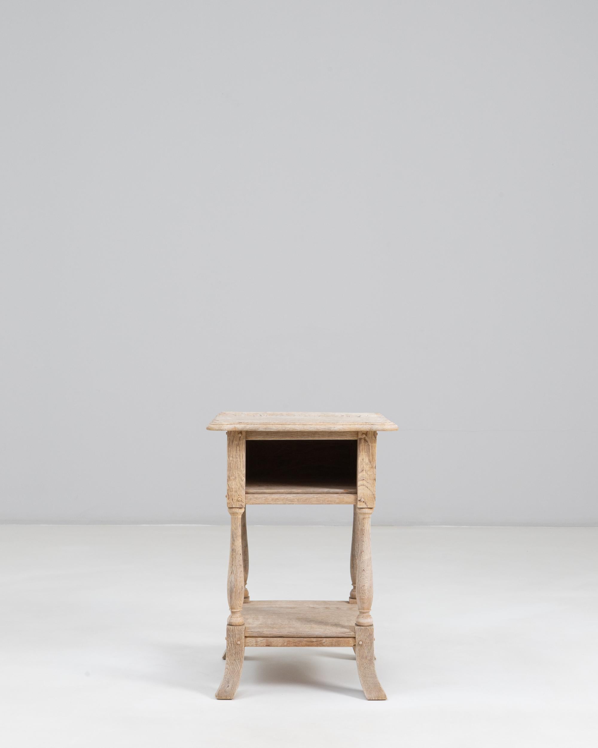 Table d'appoint en chêne français des années 1920 en vente 3