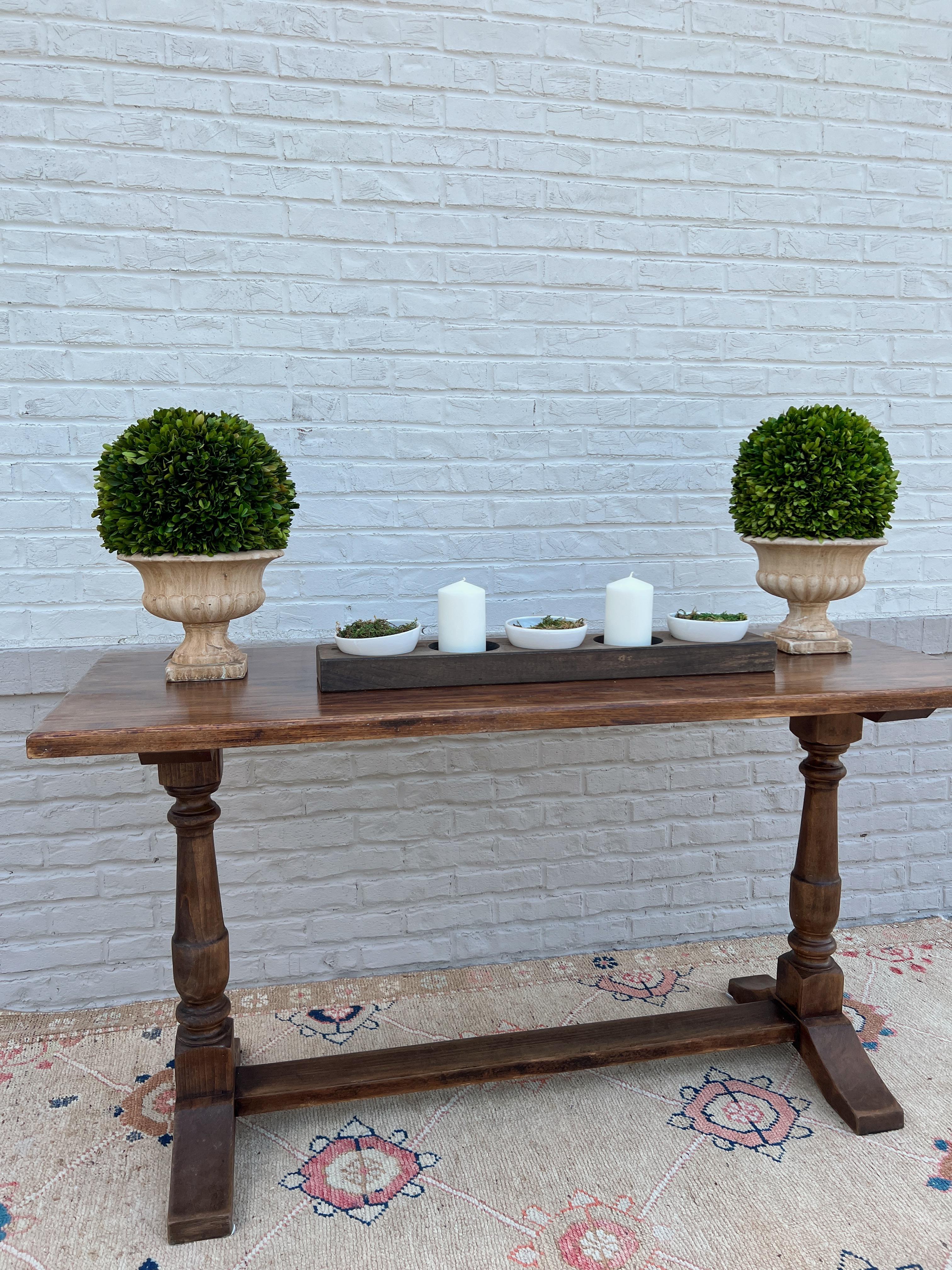CIRCA 1920er Jahre Frankreich.

Dieser schöne Tisch aus Eichenholz zeigt die Eleganz des französischen Stils und die Einflüsse eines klassischen Designs. Dieser Tisch hat eine wunderschöne Platte mit zwei geschnitzten, stabilen Holzbeinen, die mit