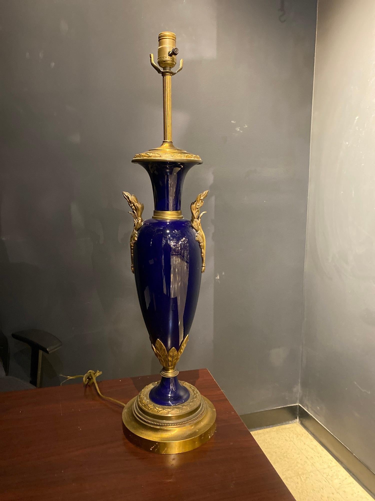 Français Lampe de table en porcelaine bleue française du milieu du XIXe siècle en vente