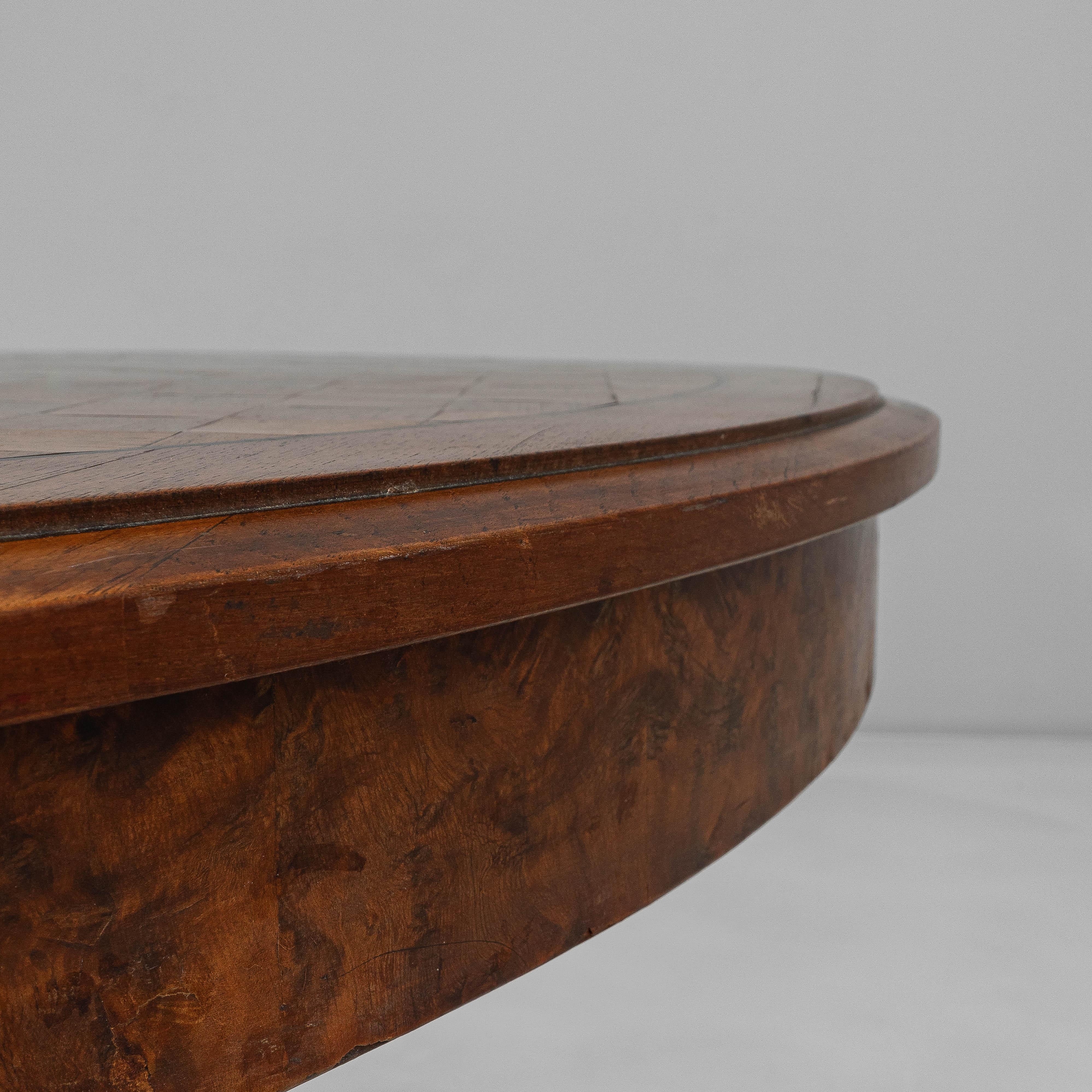 1920s French Oval Art Deco Dining Table With Inlaid Top and Brass Base en venta 3