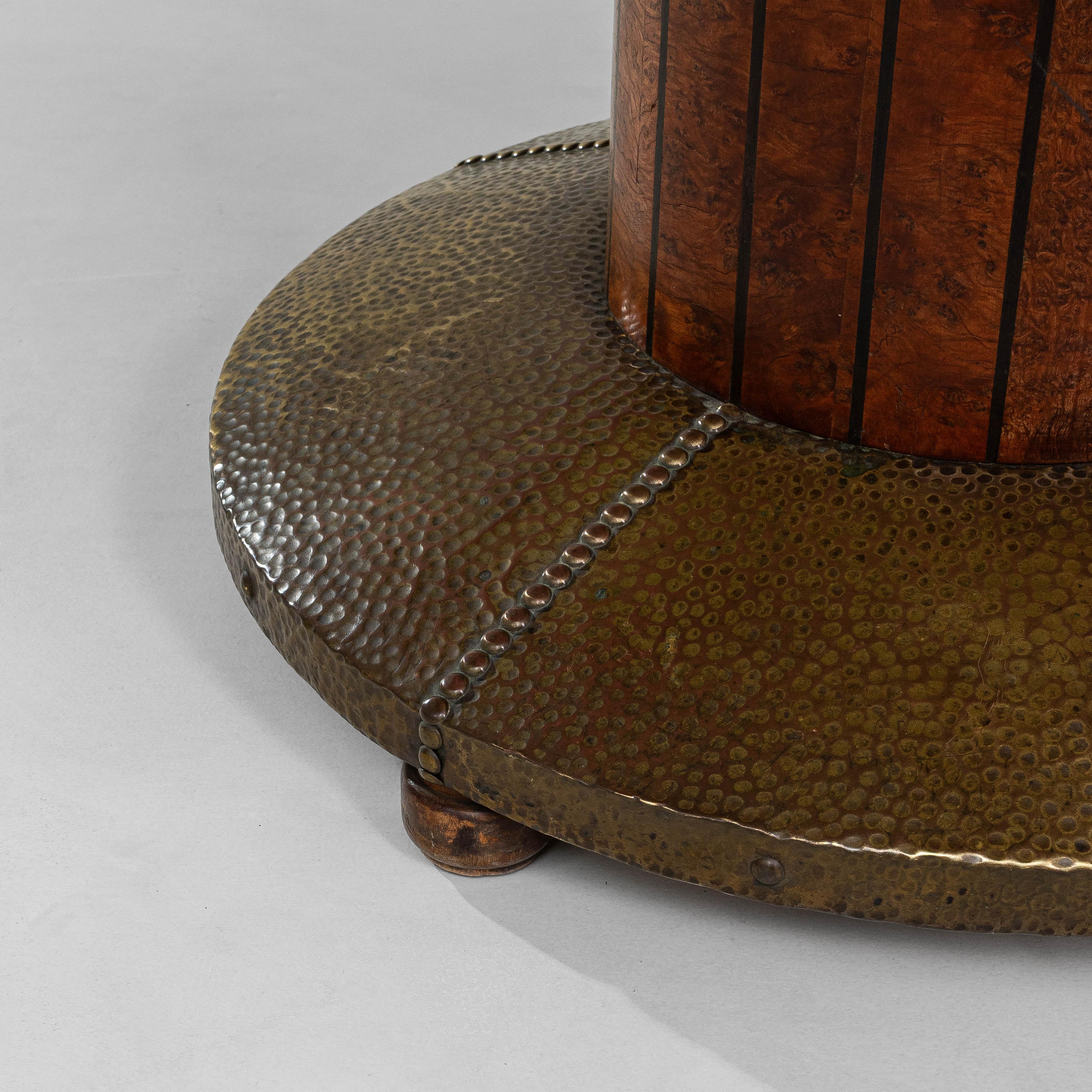 1920s French Oval Art Deco Dining Table With Inlaid Top and Brass Base en venta 4