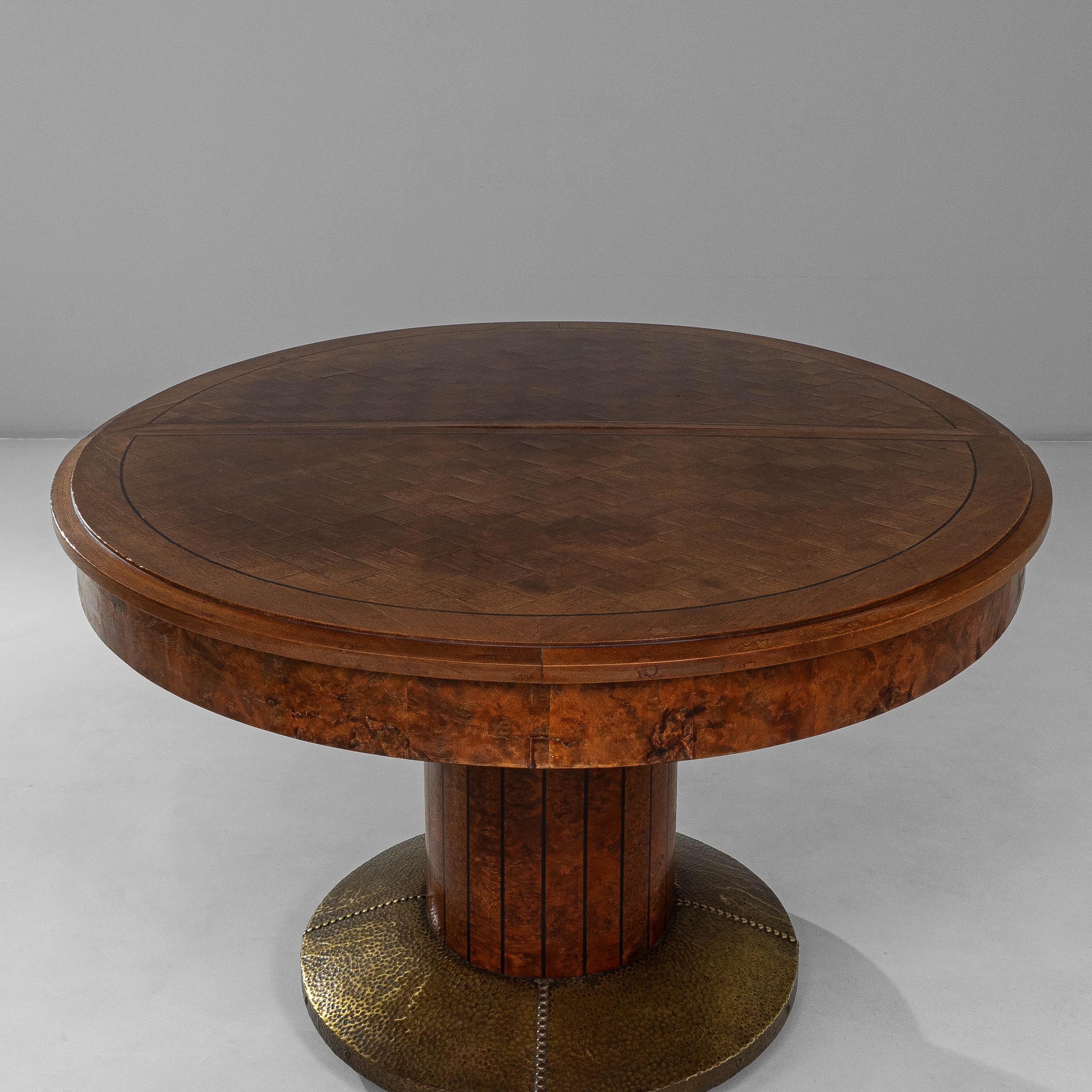 1920s French Oval Art Deco Dining Table With Inlaid Top and Brass Base en venta 5