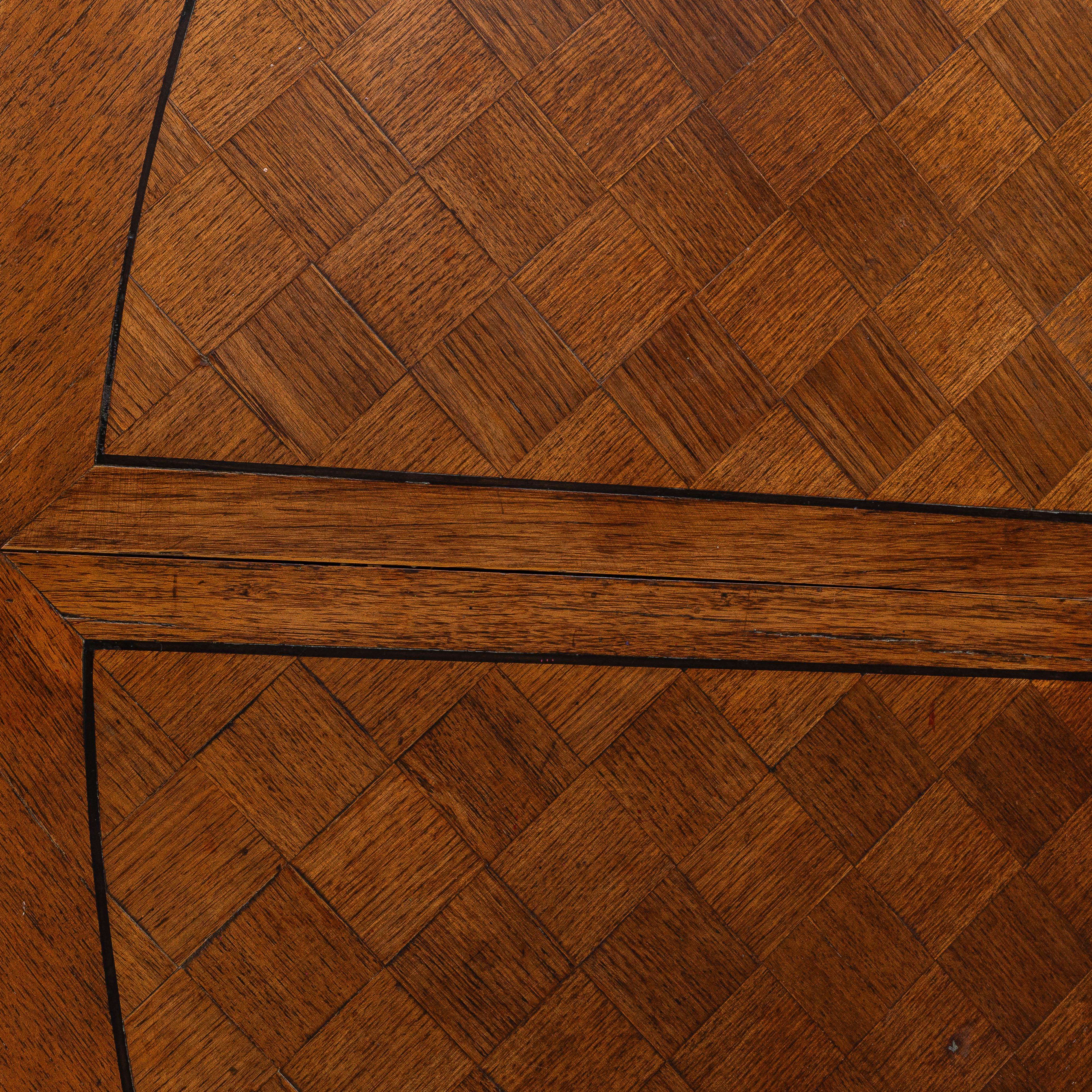 1920s French Oval Art Deco Dining Table With Inlaid Top and Brass Base en venta 6