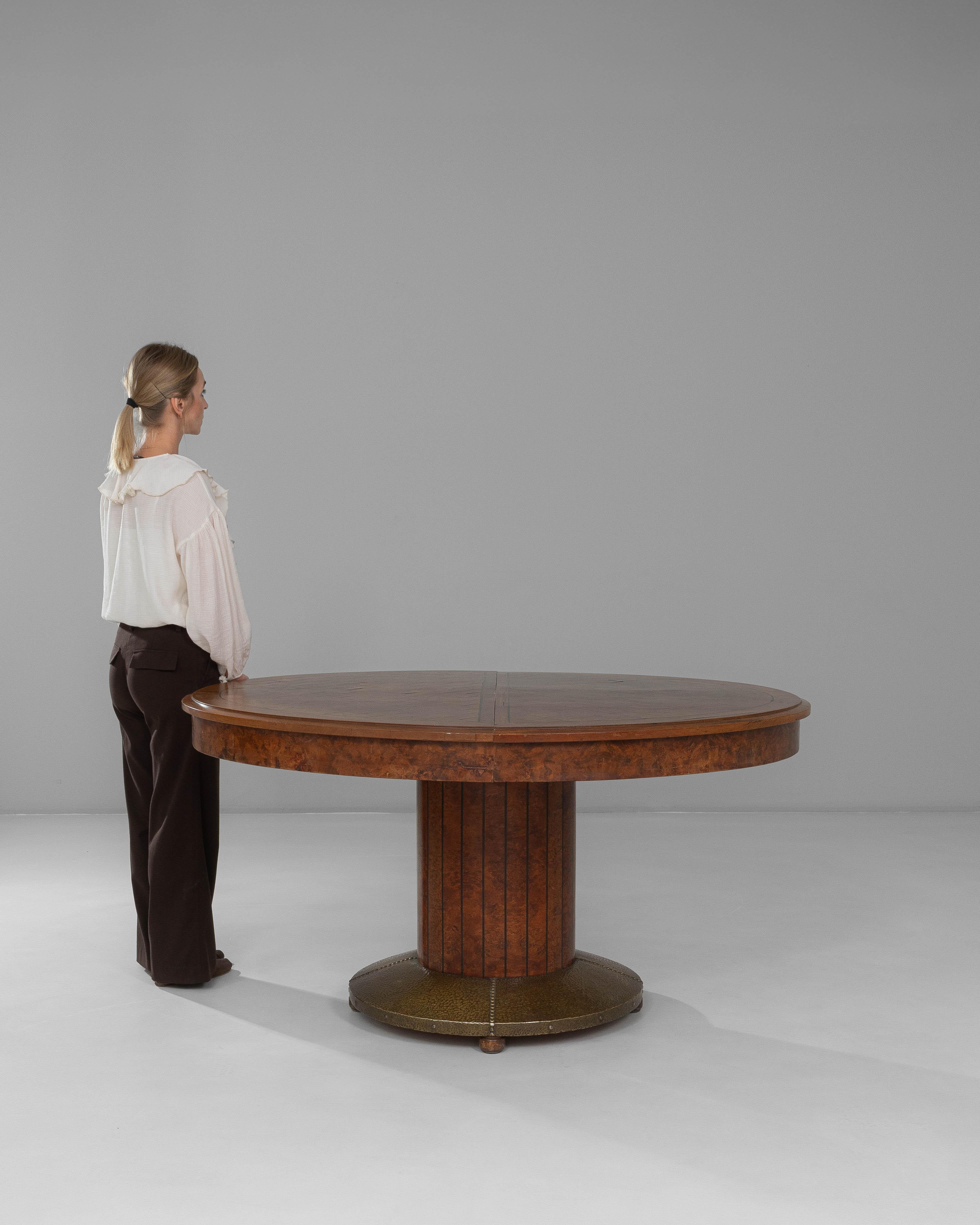 1920s French Oval Art Deco Dining Table With Inlaid Top and Brass Base Art Decó en venta