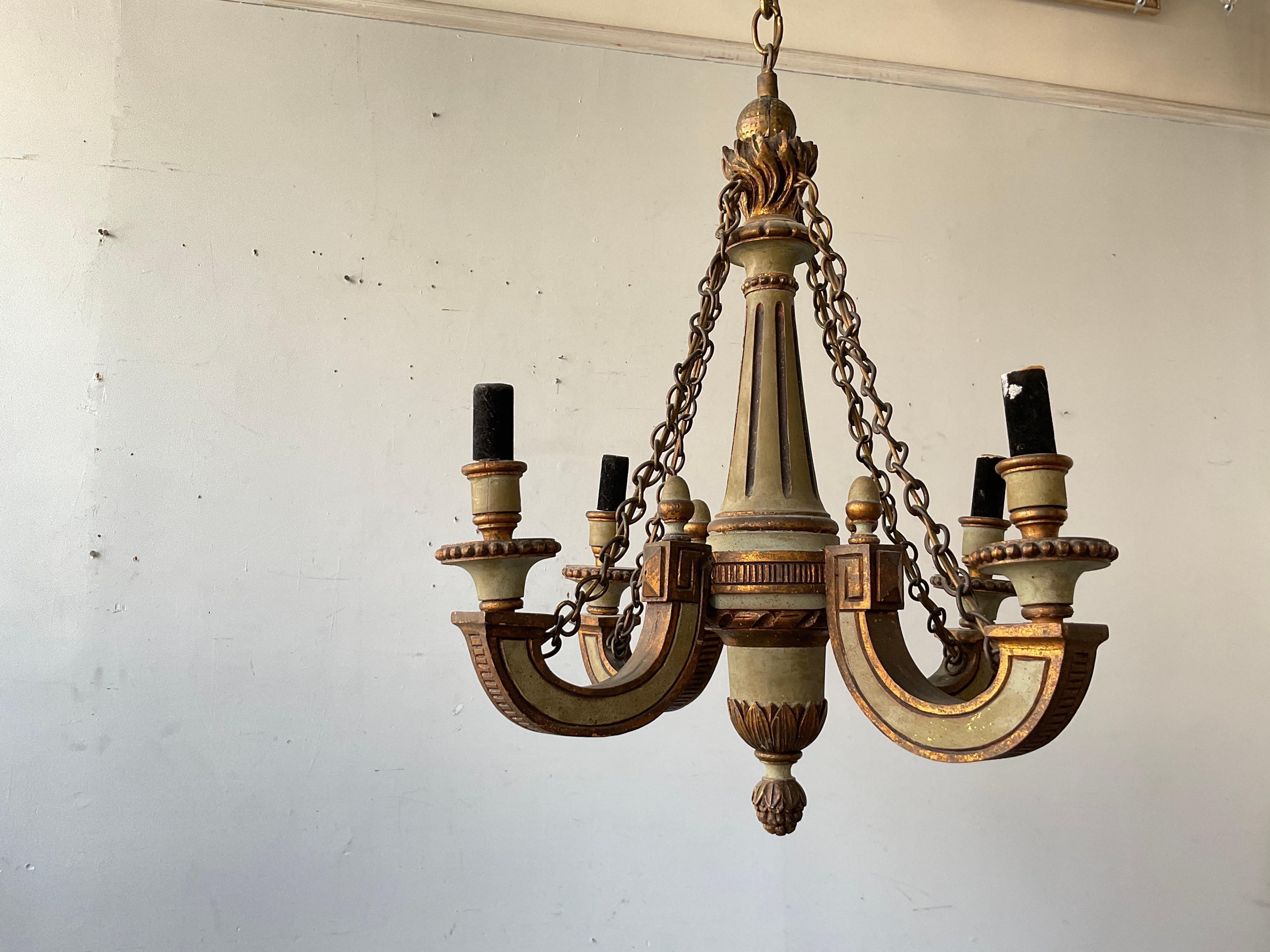 Lustre en bois peint classique français des années 1920.
Le câblage doit être refait.
