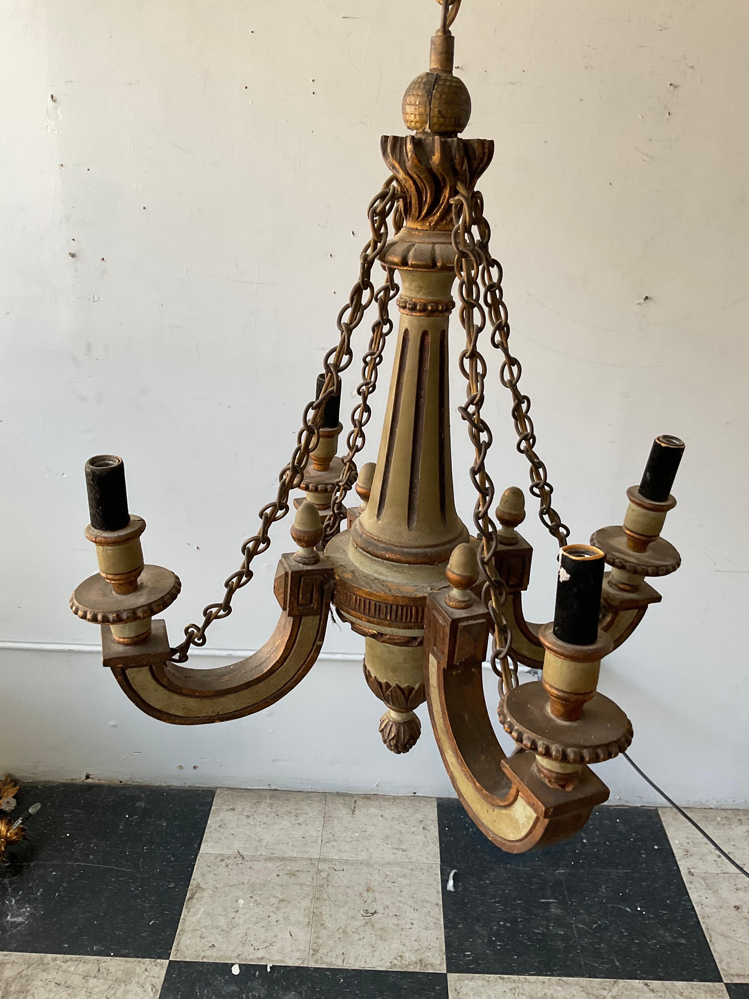 Lustre classique en bois peint français des années 1920 Bon état - En vente à Tarrytown, NY