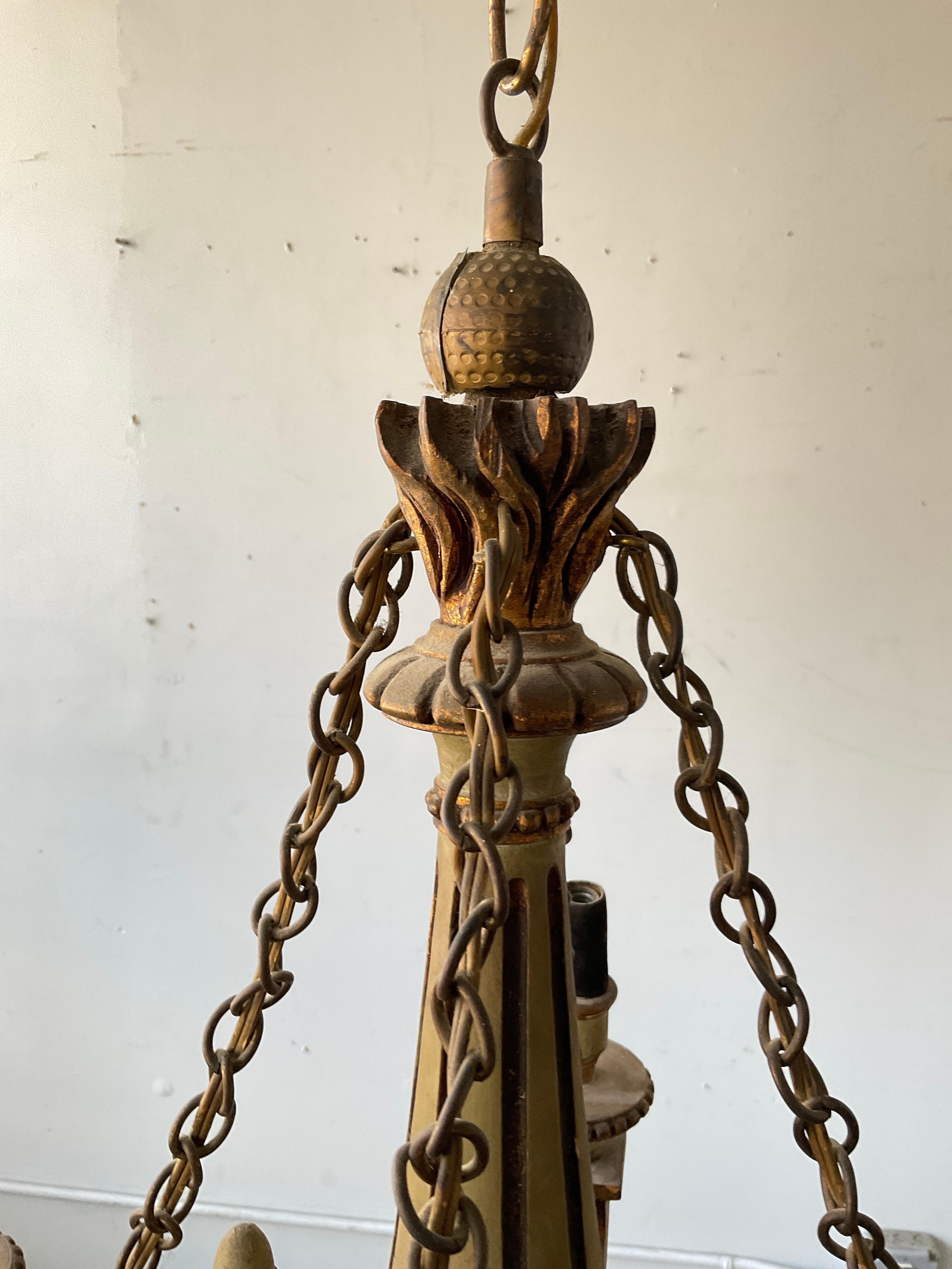 Début du 20ème siècle Lustre classique en bois peint français des années 1920 en vente