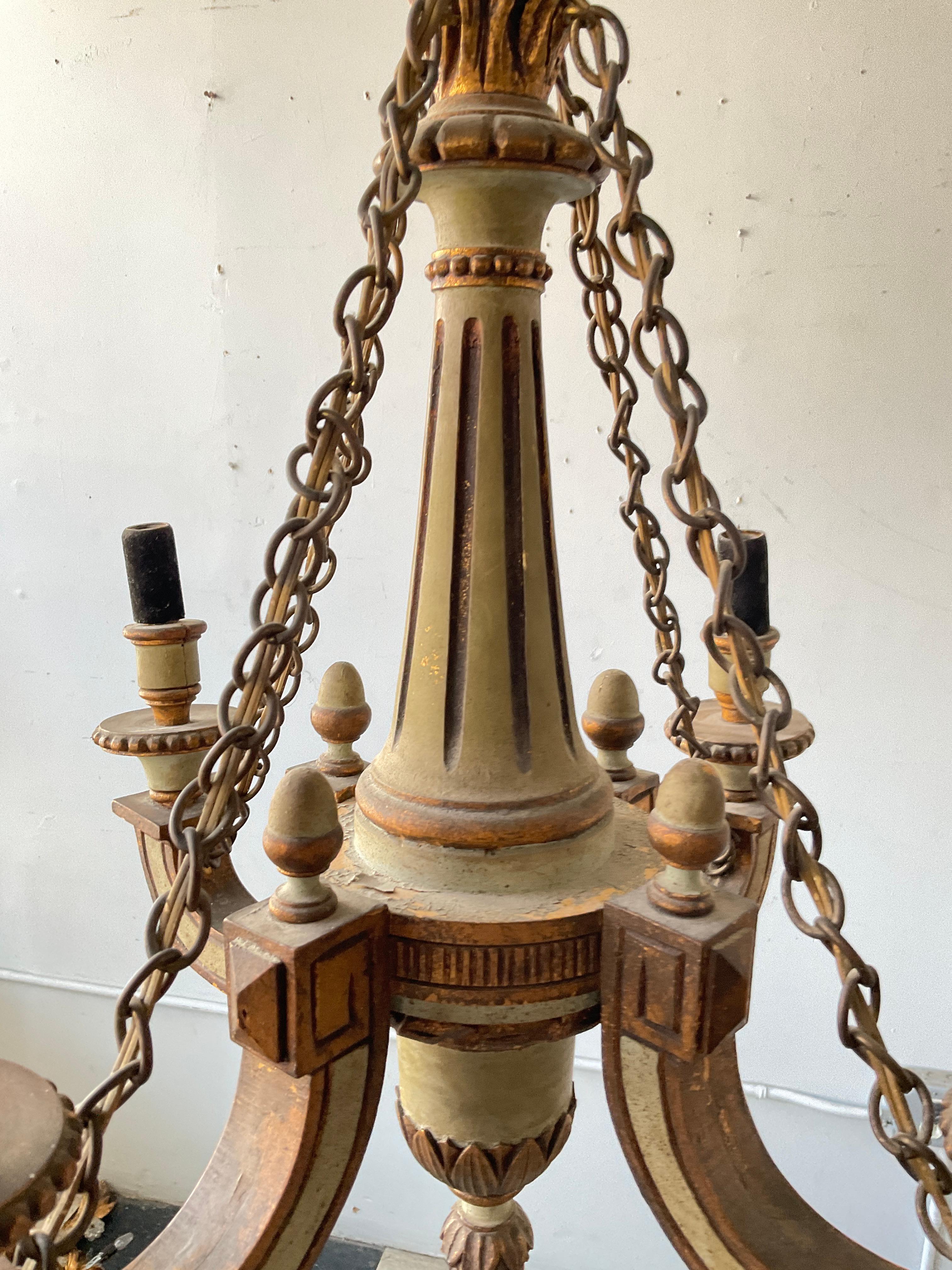 Bois Lustre classique en bois peint français des années 1920 en vente