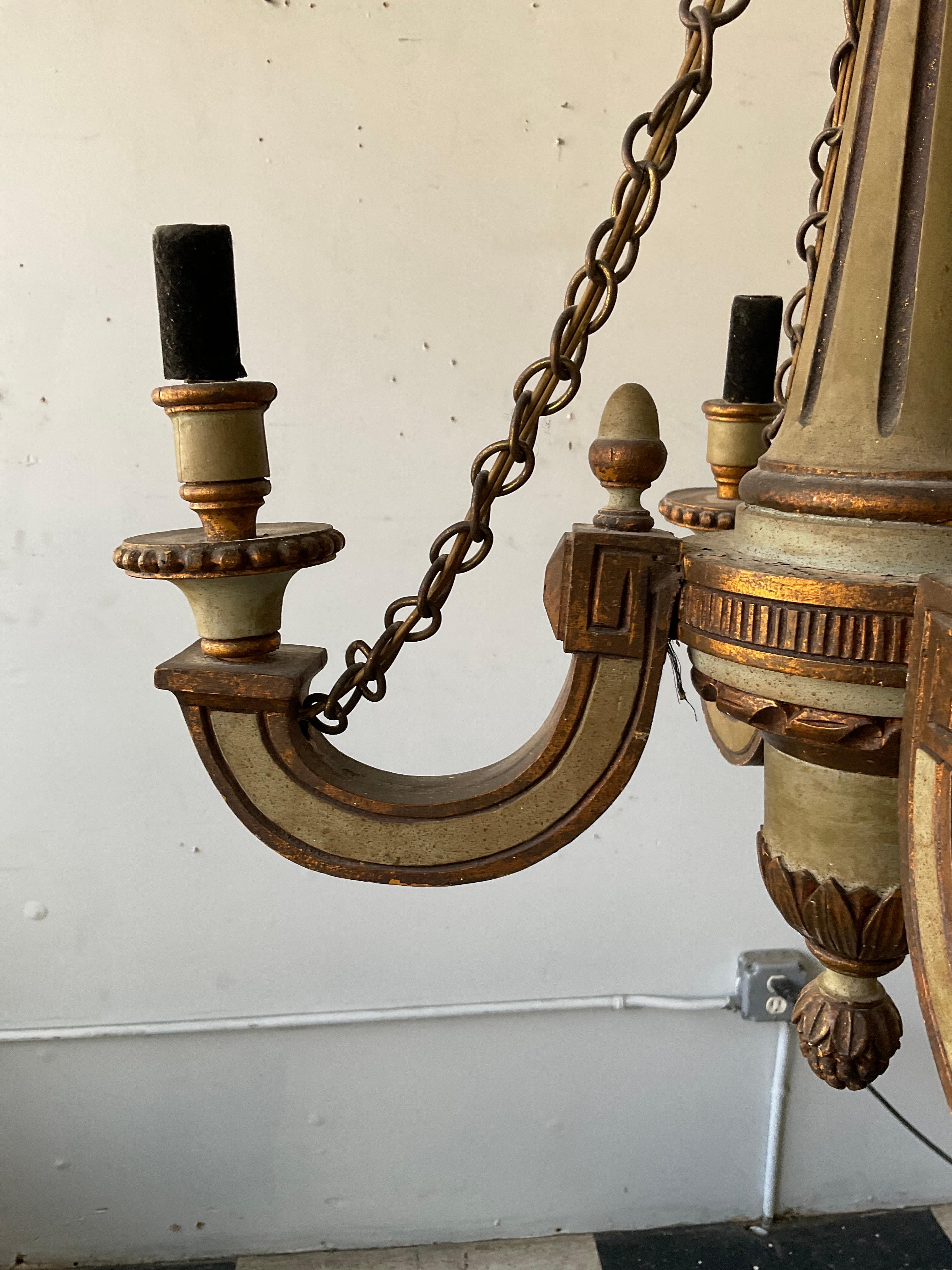 Lustre classique en bois peint français des années 1920 en vente 1
