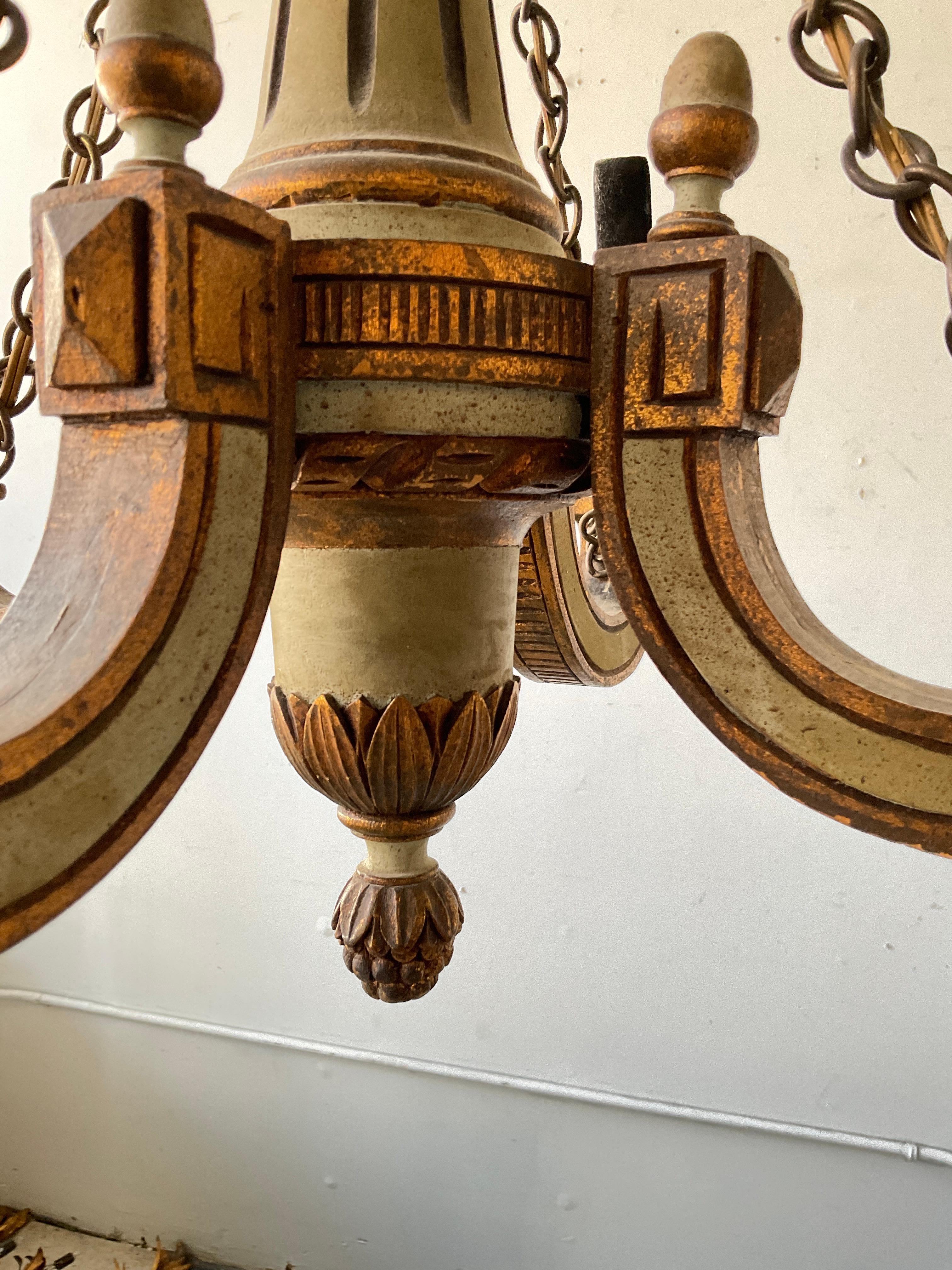 Lustre classique en bois peint français des années 1920 en vente 2