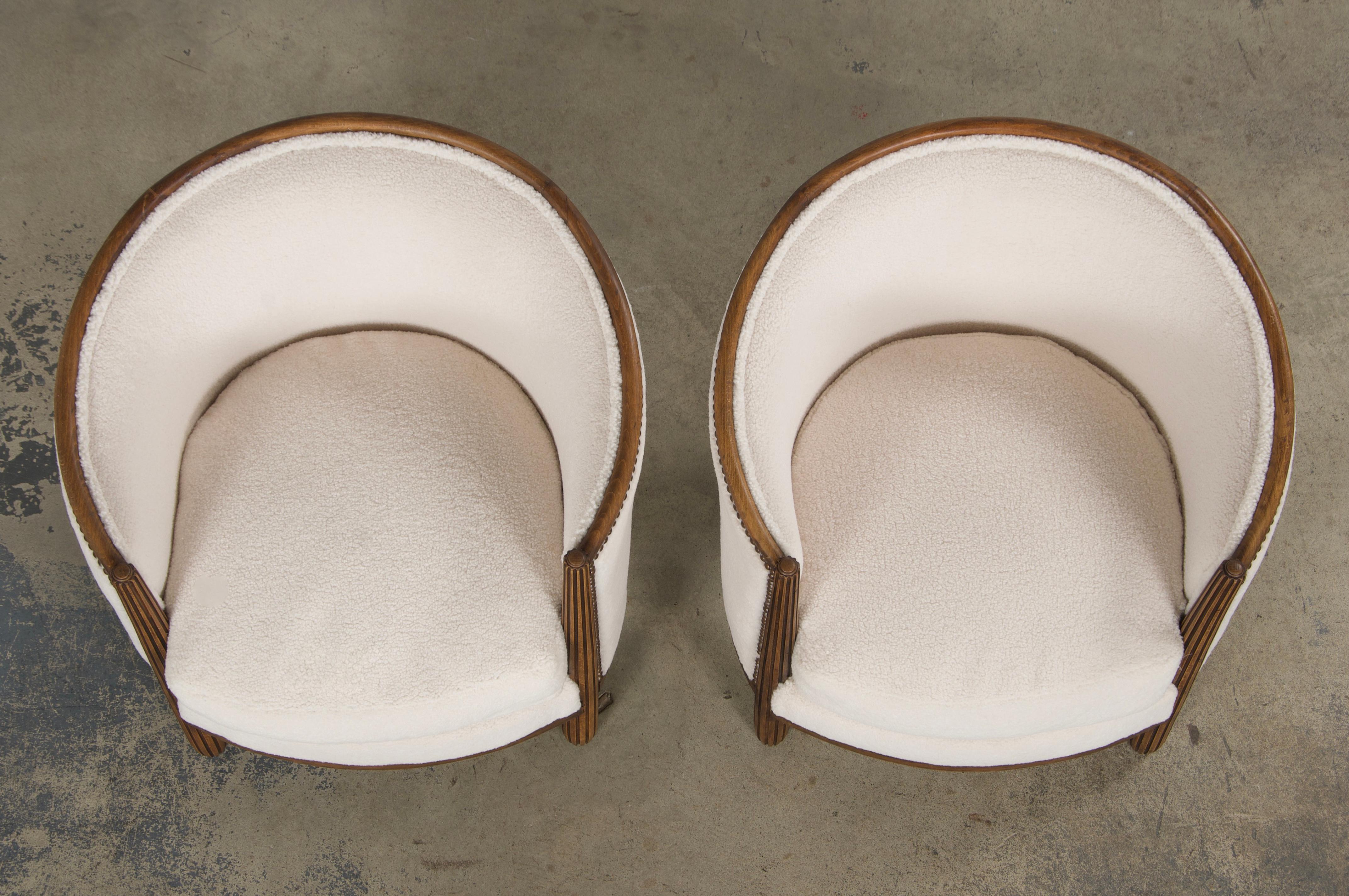 1920s French Parisian Art Deco Maple Tub Armchairs in Cream Boucle - A Pair In Good Condition For Sale In Astoria, NY