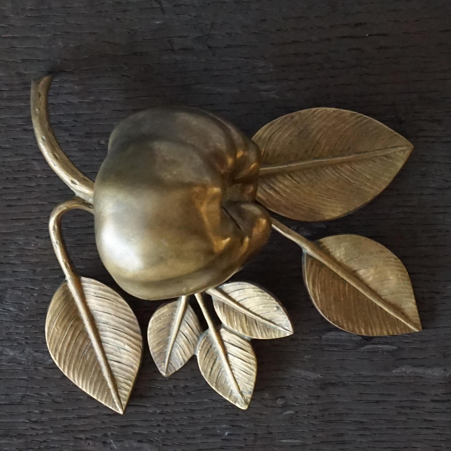 Antique hinged bronze patinated apple on a twig with leaves, to keep or collect your little trinkets in.
This used to be called a bed-apple, for putting your jewellery in on your nightstand before going to bed. But evidently they also where often