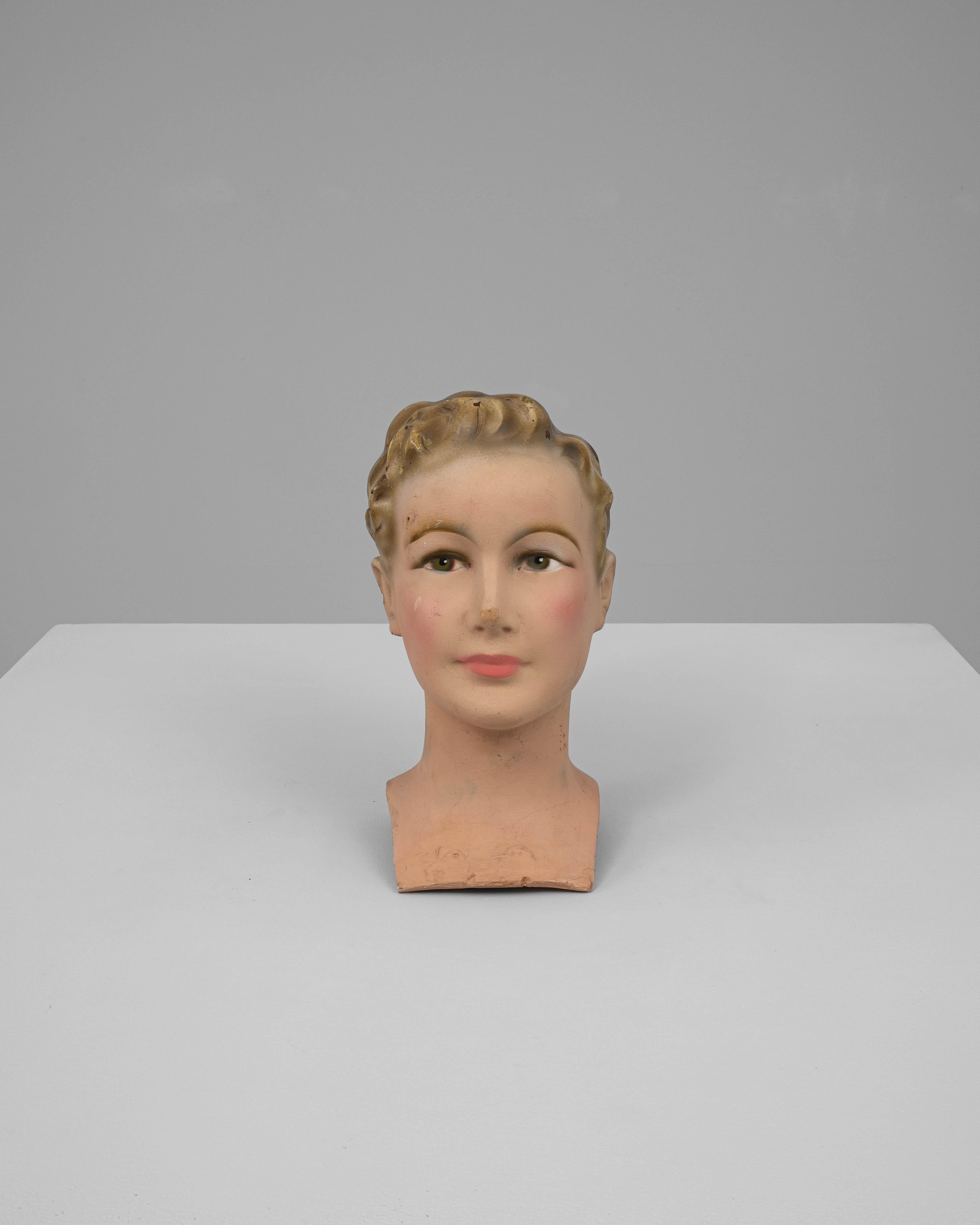 Busto in gesso francese degli anni '20 raffigurante una figura femminile serena con lineamenti dipinti in modo morbido e capelli delicatamente modellati. I dettagli rifiniti a mano, tra cui il dolce rossore e gli occhi espressivi, evocano il