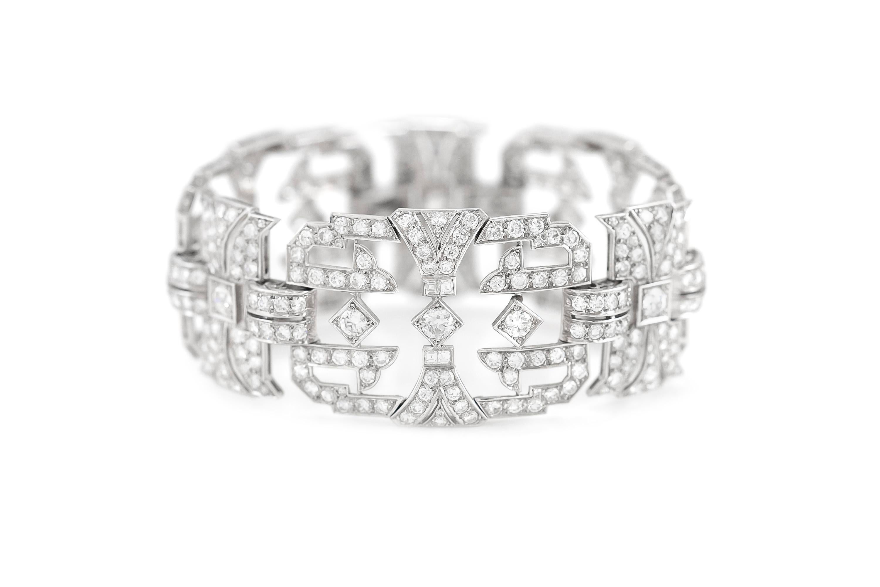Das schöne Armband ist fein in Platin mit schönen Diamanten in verschiedenen Schliff mit einem Gesamtgewicht von etwa 32,00 Karat gefertigt.
Um 1920
