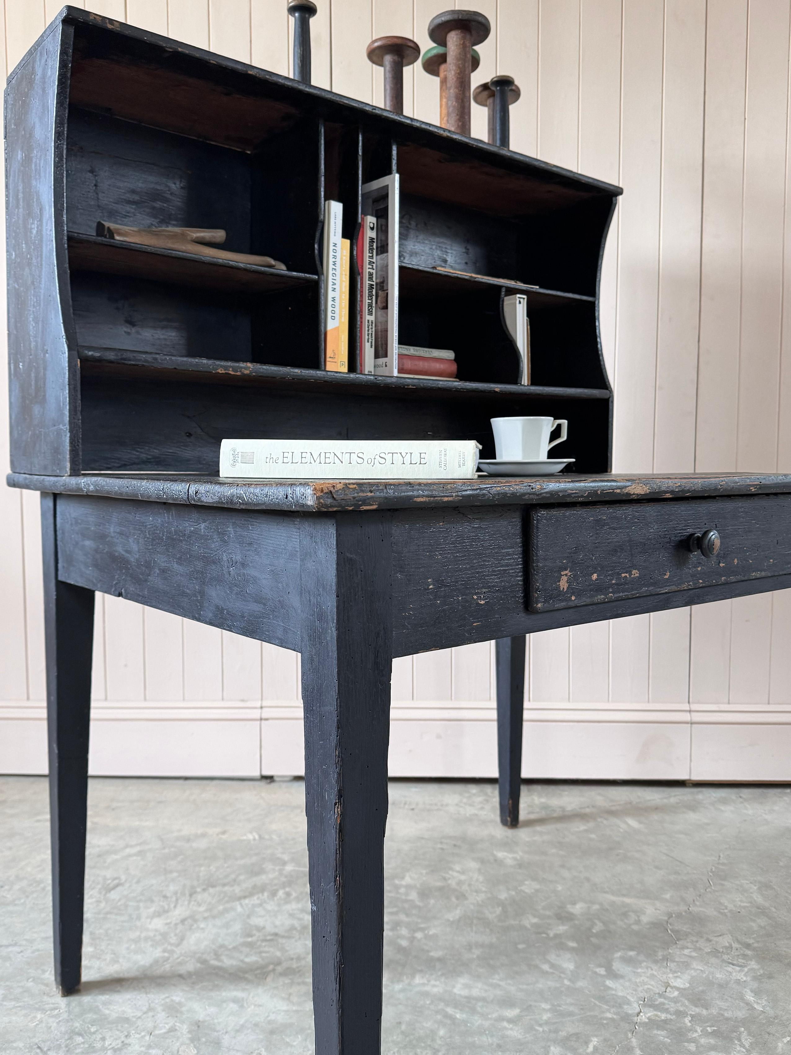 Wir haben diesen Postschalter aus dem frühen 20. Jahrhundert von einer Brocante in der Normandie bezogen.

Hergestellt aus Kiefernholz mit originaler schwarzer Farbe - mit viel natürlicher Abnutzung und Patina.  Alle sind strukturell stabil mit