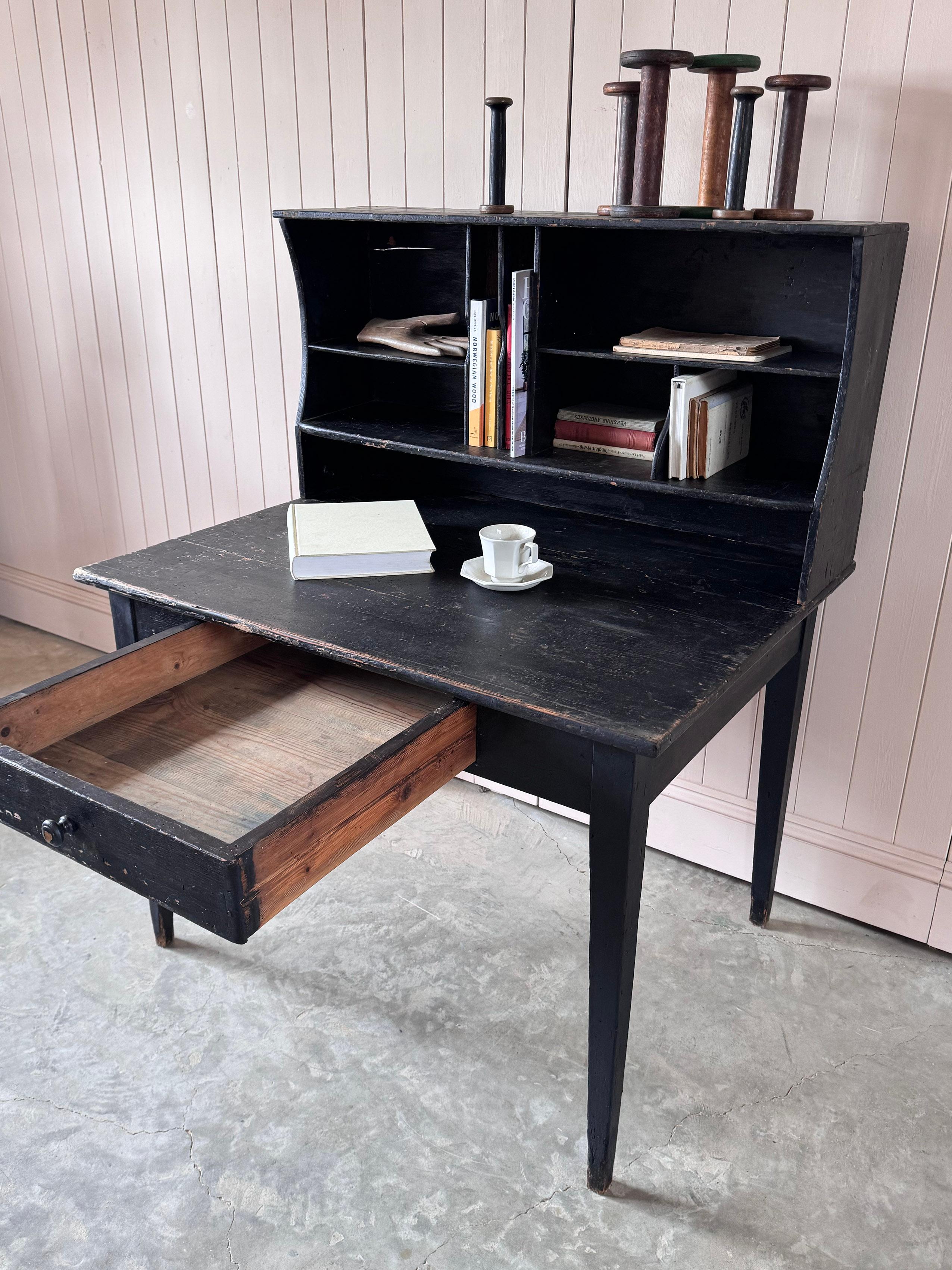 1920er Jahre Französisch Post Schreibtisch in Schwarz Holz im Angebot 1