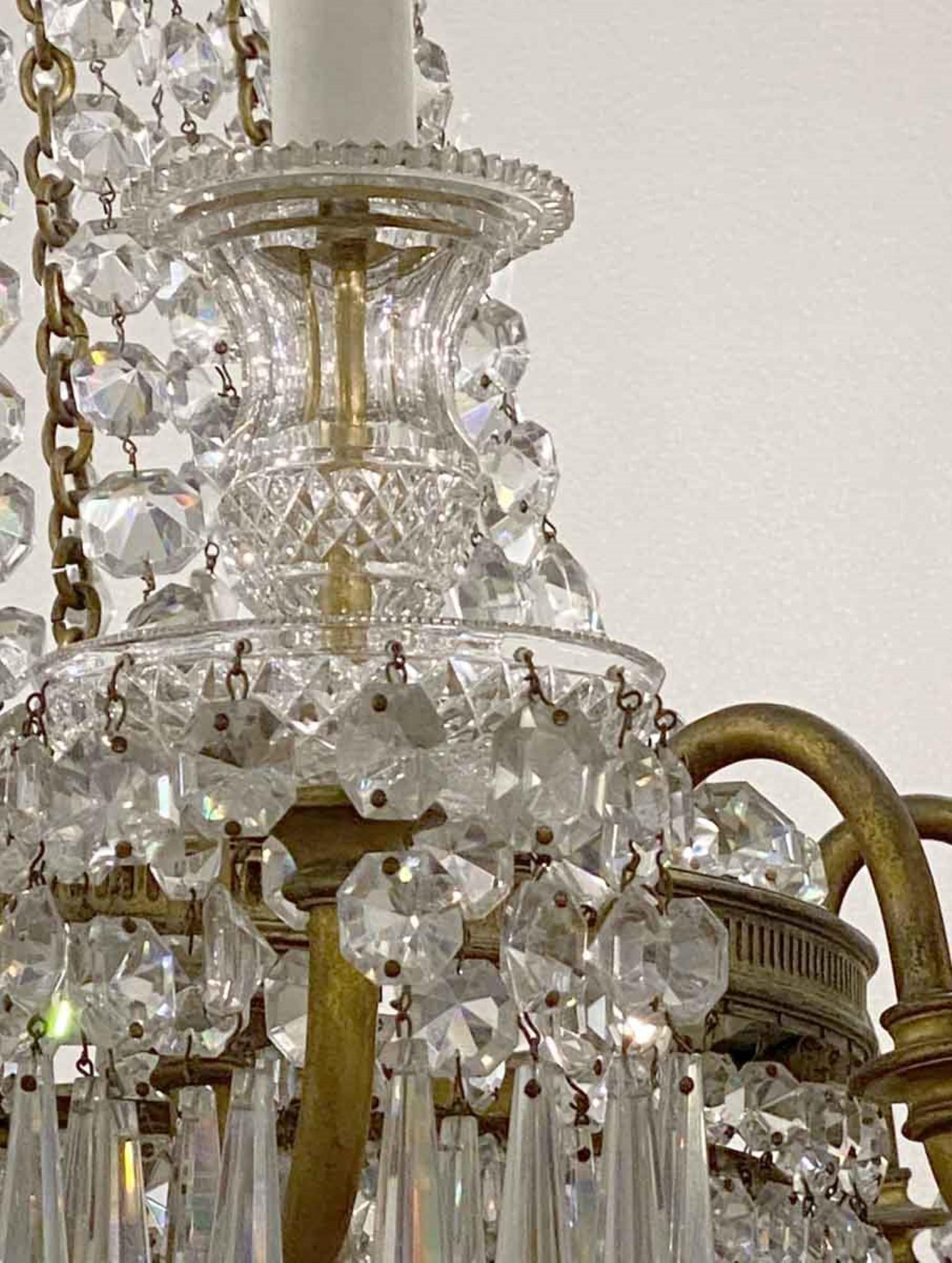 Début du 20ème siècle Lustre de style Régence française des années 1920 en cristal et bronze antique avec cristal taillé à la main en vente