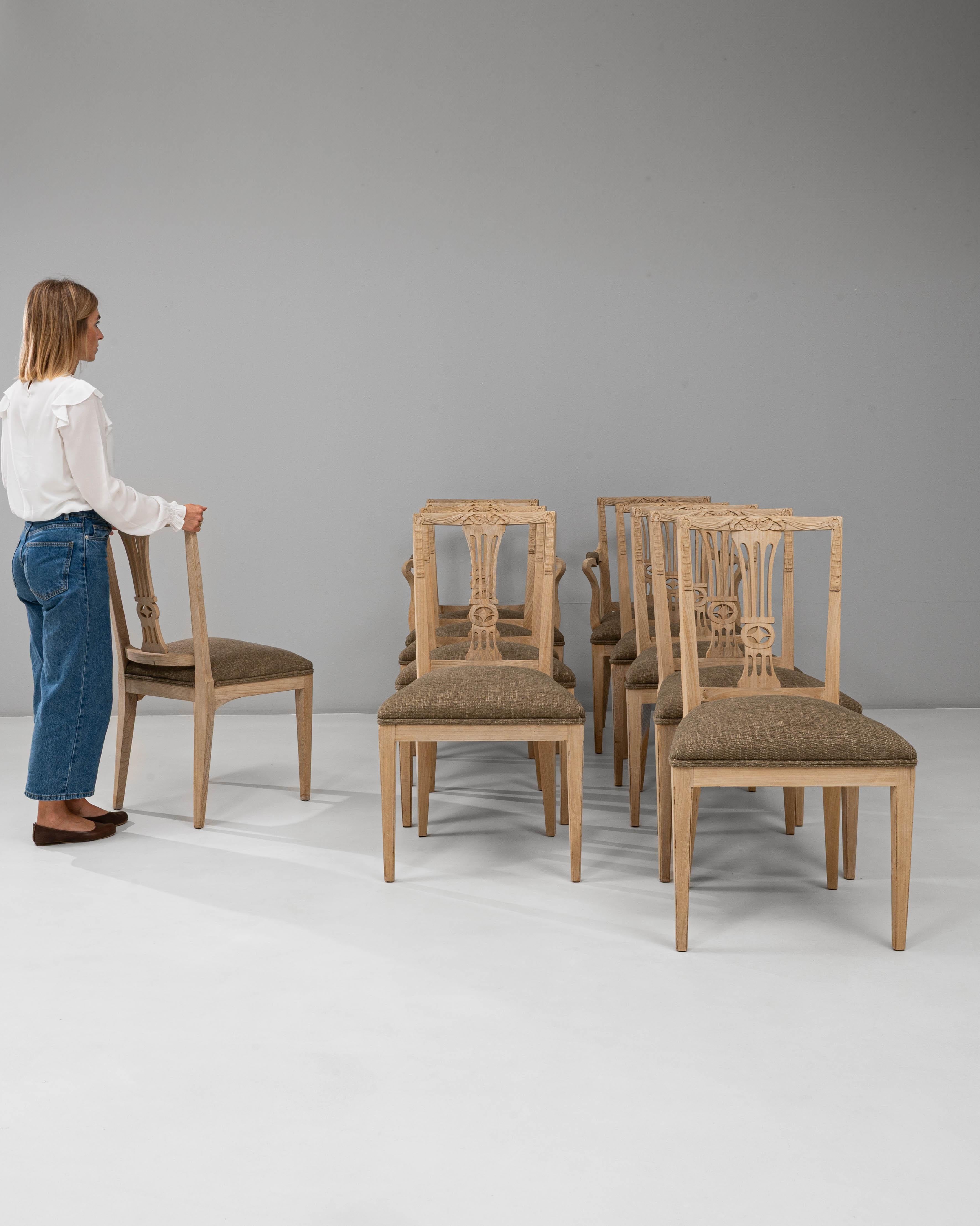 1920s French Set of 10 Oak Neoclassical Dining Chairs in vendita 5