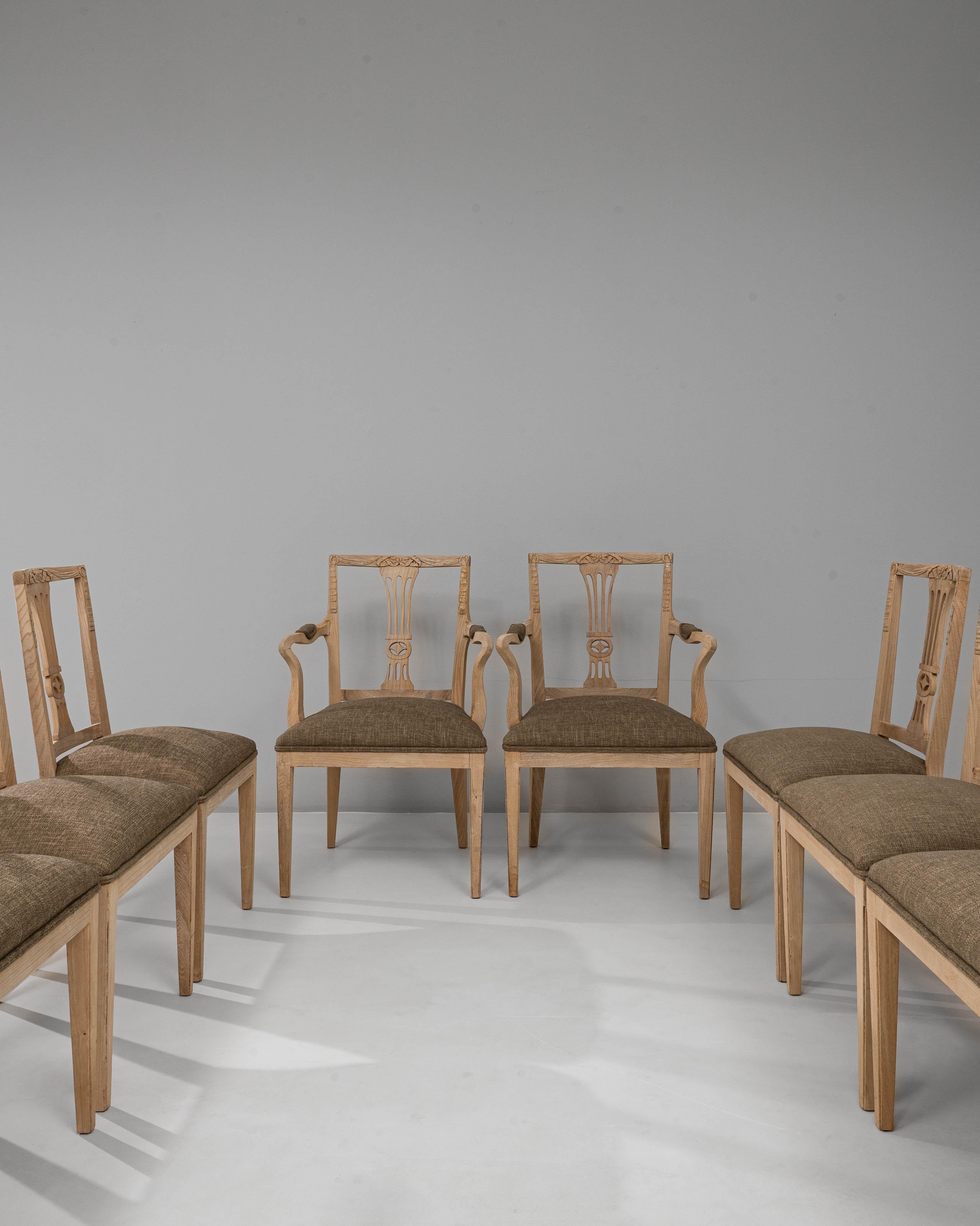 Francese 1920s French Set of 10 Oak Neoclassical Dining Chairs in vendita