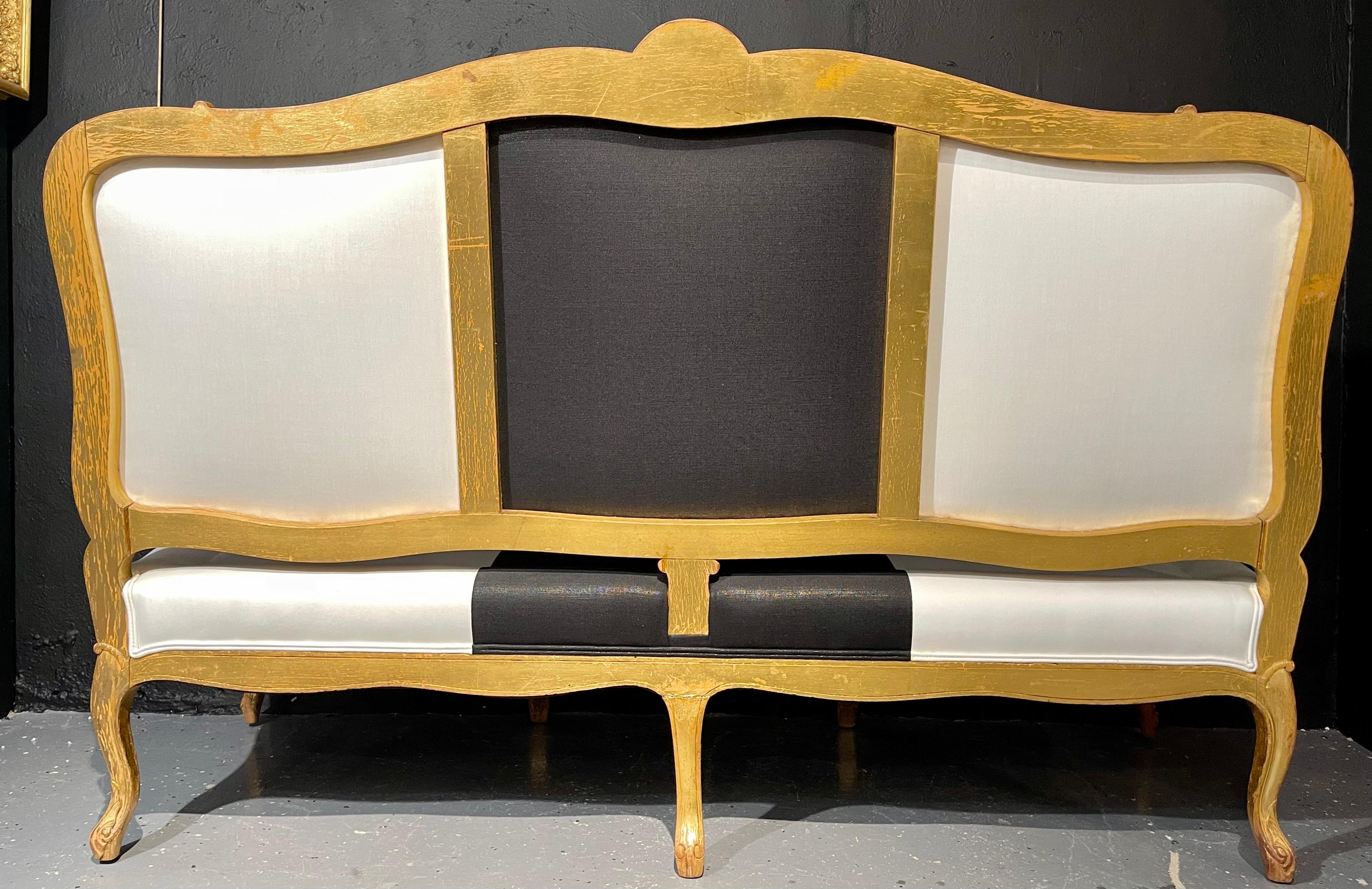 Sofá o canapé francés de los años 20 Uno de dos en madera dorada Algodón pulido en venta 9