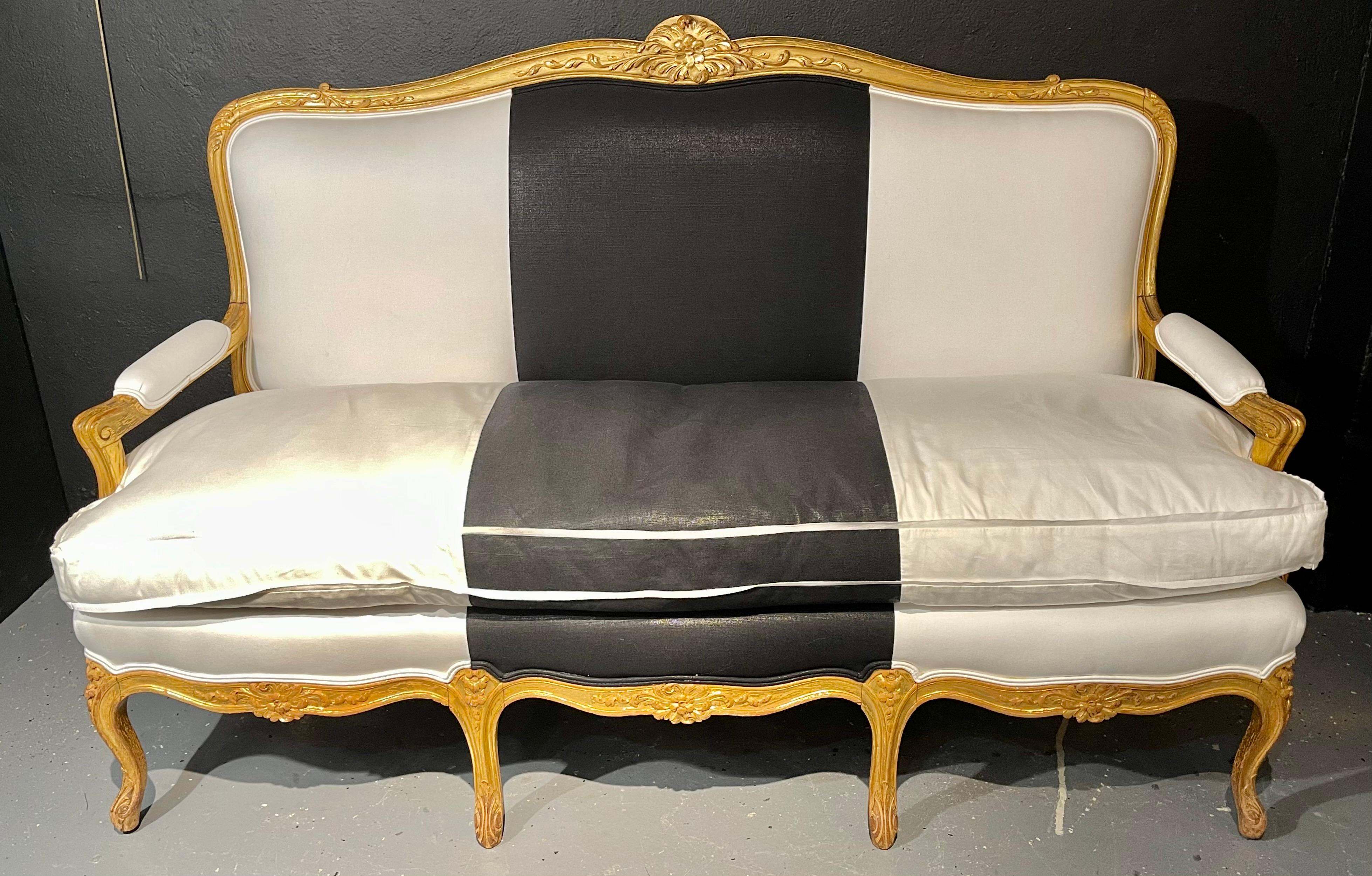 Sofá o canapé francés de los años 20 Uno de dos en madera dorada Algodón pulido Luis XV en venta