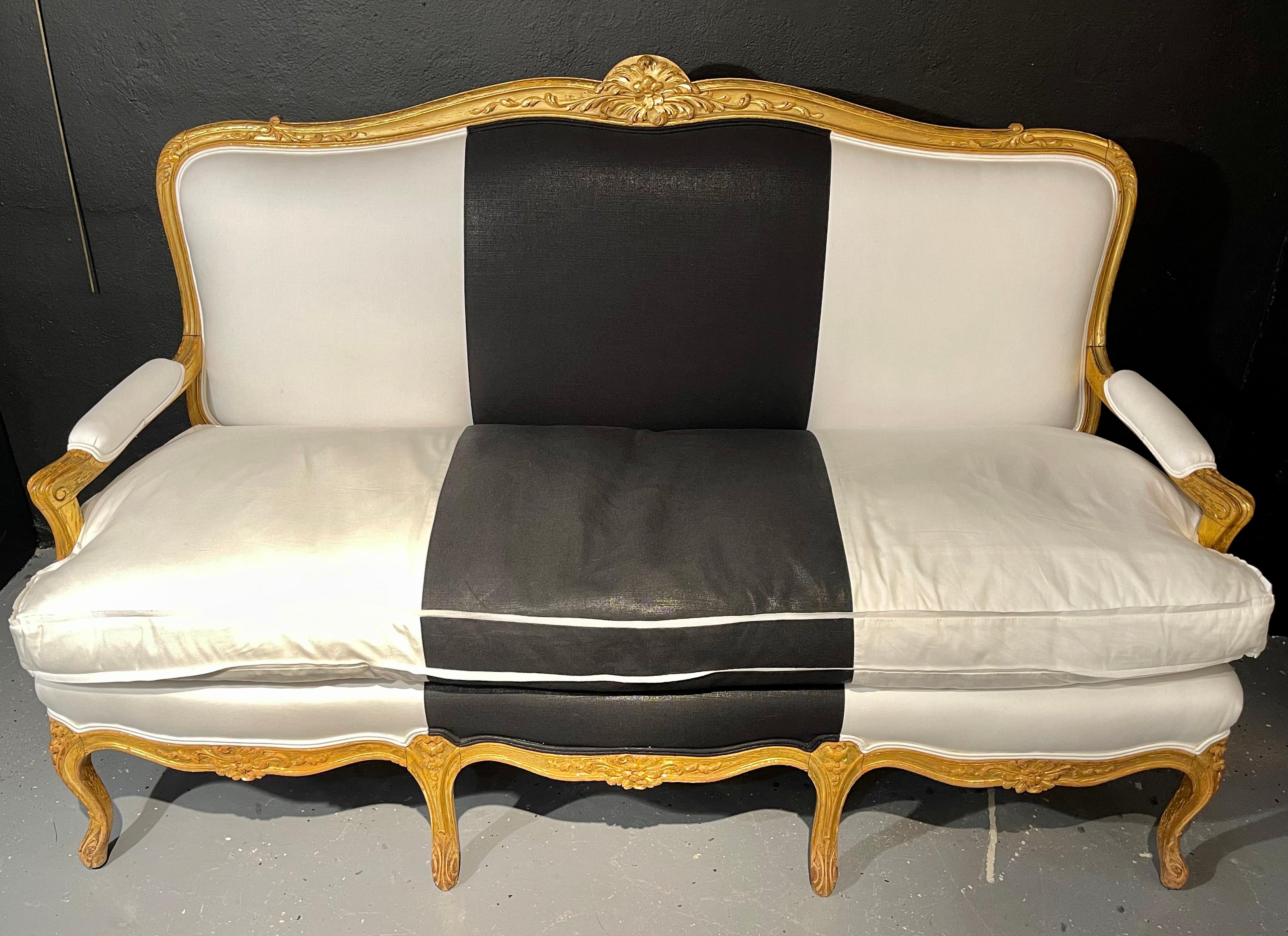 Französisches Sofa, Sofa oder Canape aus den 1920er Jahren in vergoldetem Holz und polierter Baumwolle im Zustand „Gut“ im Angebot in Stamford, CT