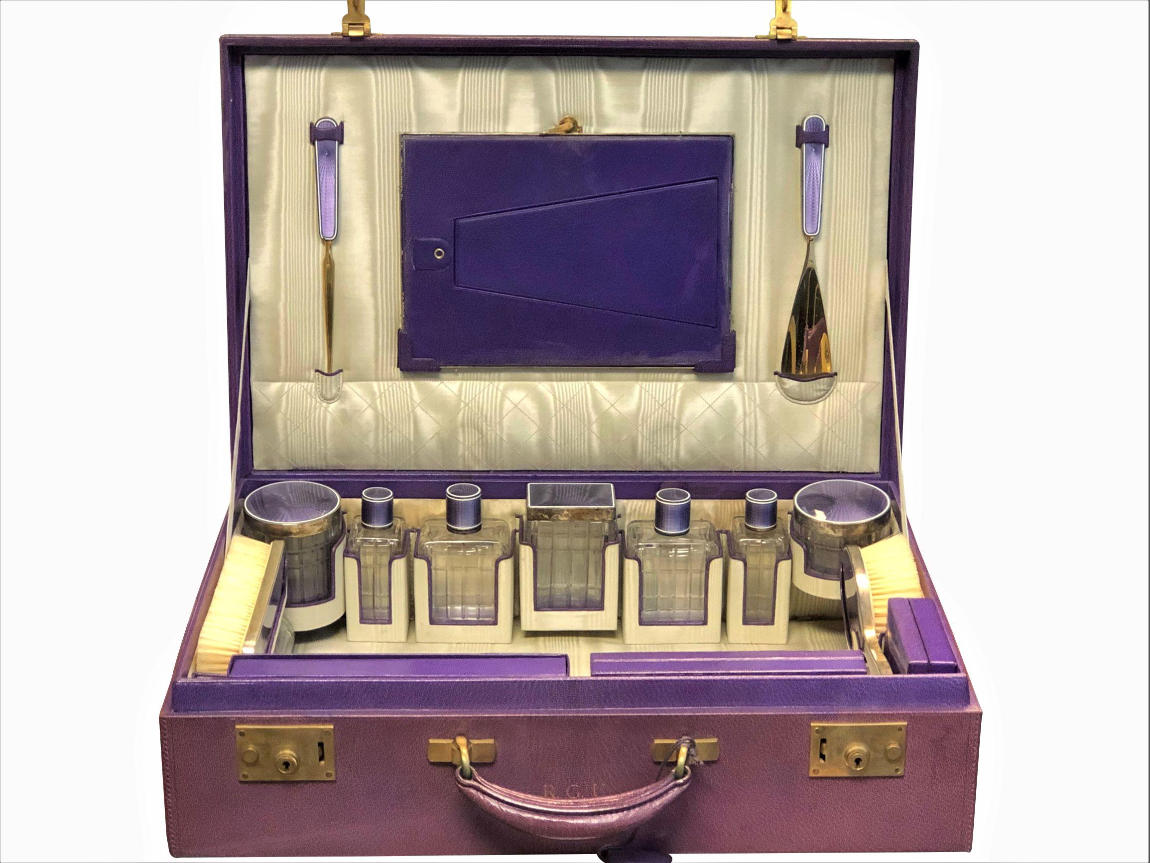 CIRCA 1920er Jahre Französisch Travel Grooming Set in einem Satin gefüttert Lavendel Lederetui, das Gehäuse misst 20 x 14 Zoll mit Schlössern und Schlüssel. Dieses Set umfasst alle ursprünglichen 17 Stück und ist in fast unbenutzten Zustand, umfasst