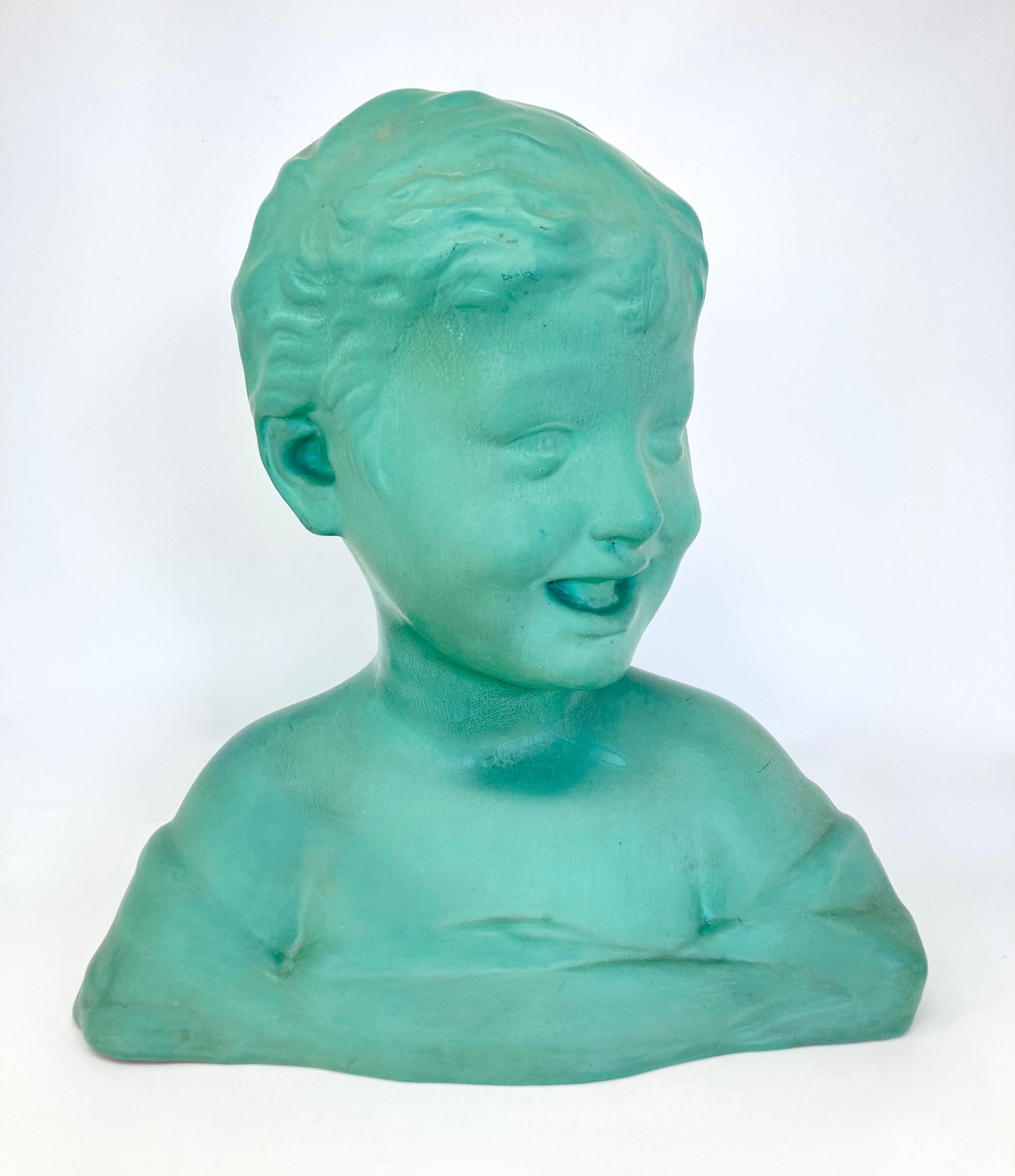 Un joli buste d'enfant en terre cuite réalisé par le célèbre potier français Saint-Clément. Non daté mais datant probablement des années 1920/30, ce buste faisait partie de la gamme 