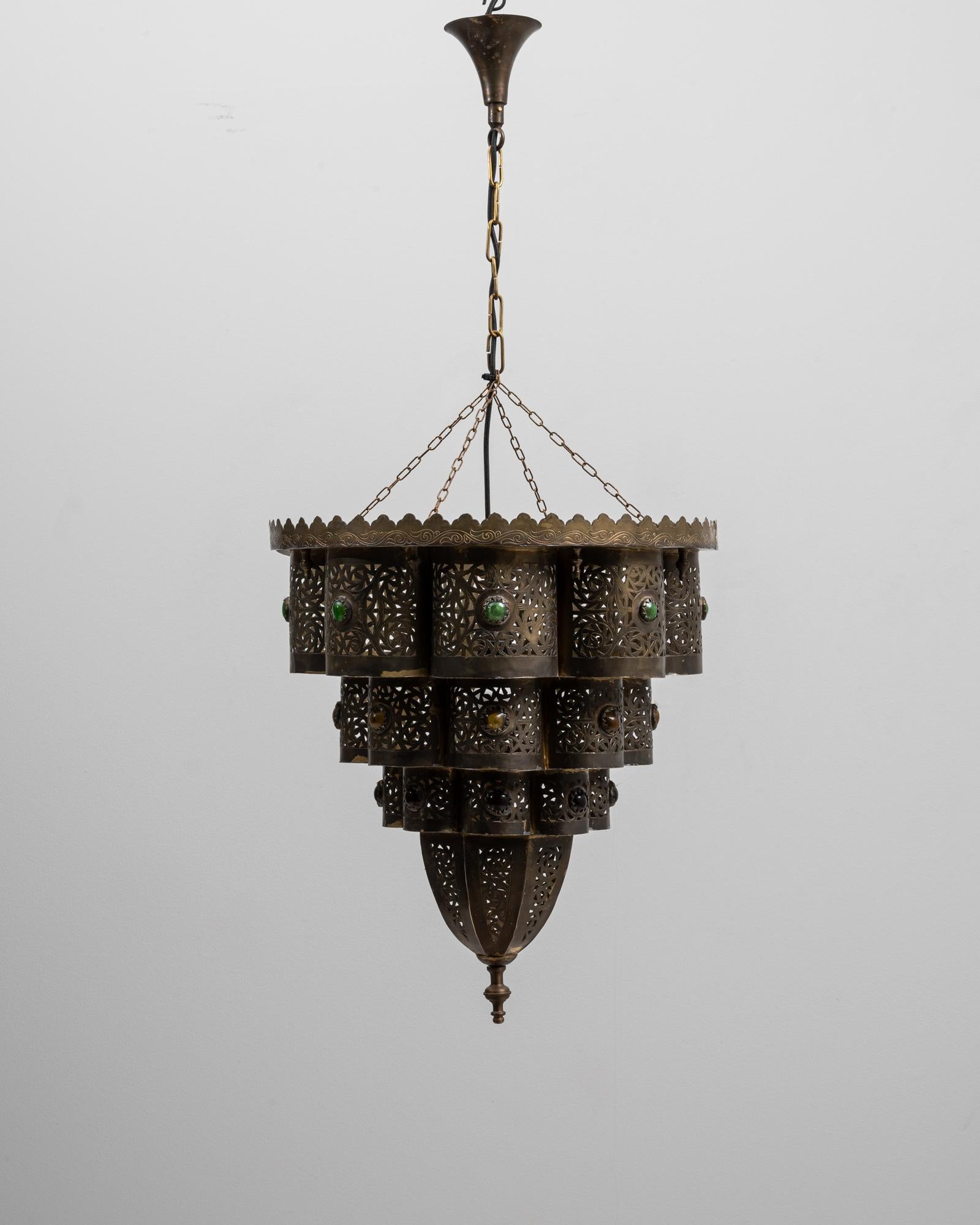 Lampadario a sospensione francese a più livelli in ottone degli anni '20 con inserti in vetro colorato in vendita 5