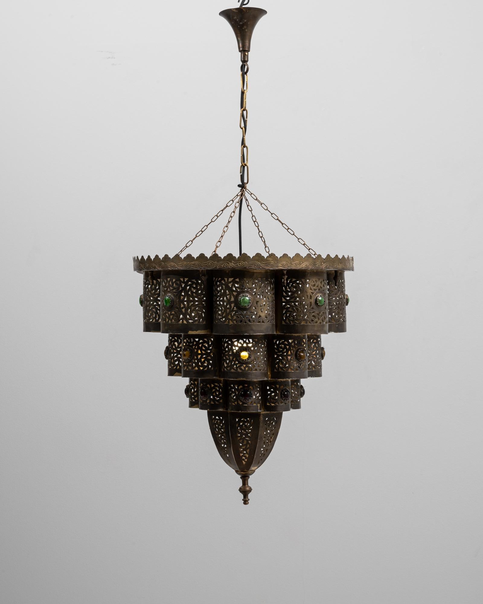 Lampadario a sospensione francese a più livelli in ottone degli anni '20 con inserti in vetro colorato in vendita 6