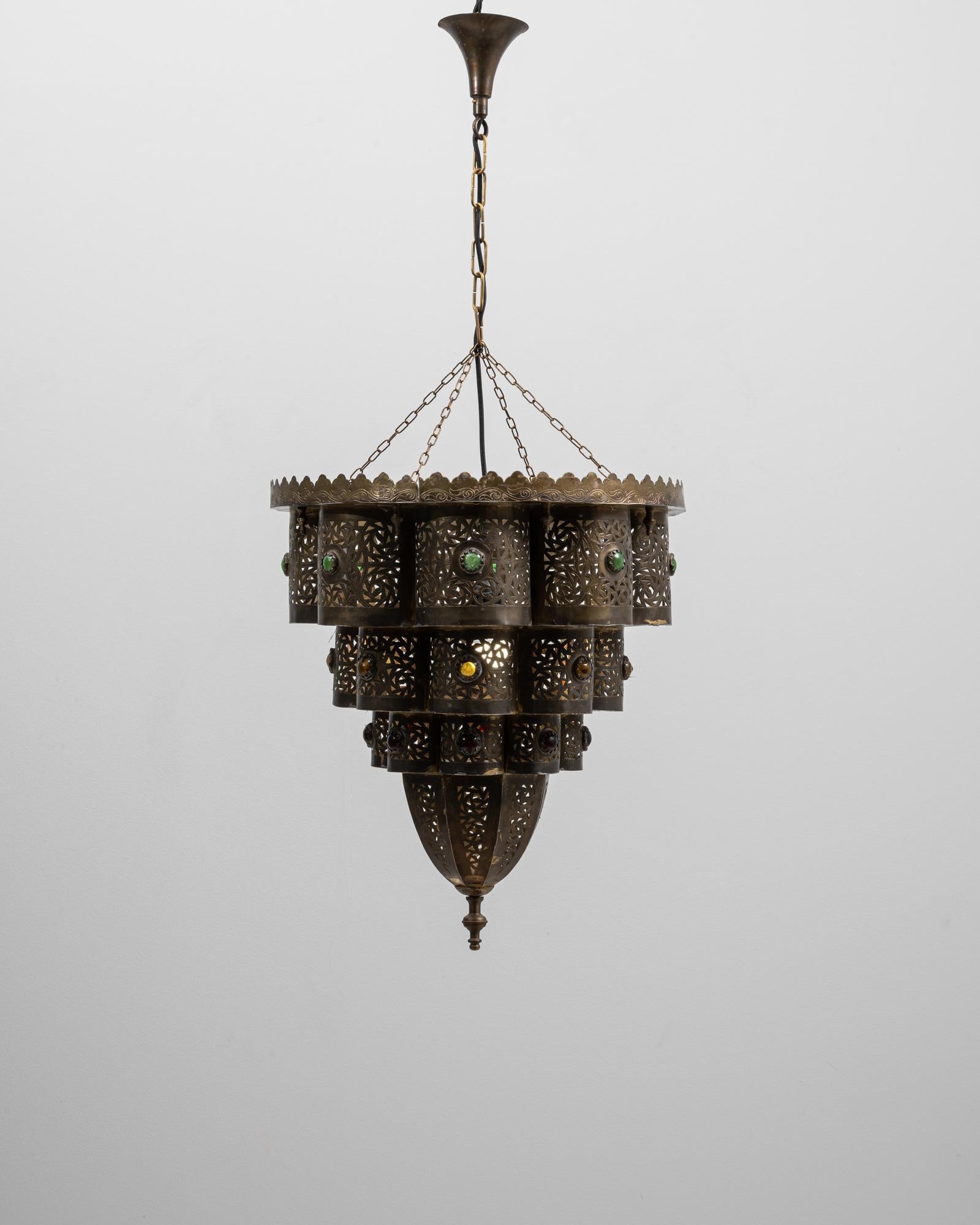 Francese Lampadario a sospensione francese a più livelli in ottone degli anni '20 con inserti in vetro colorato in vendita