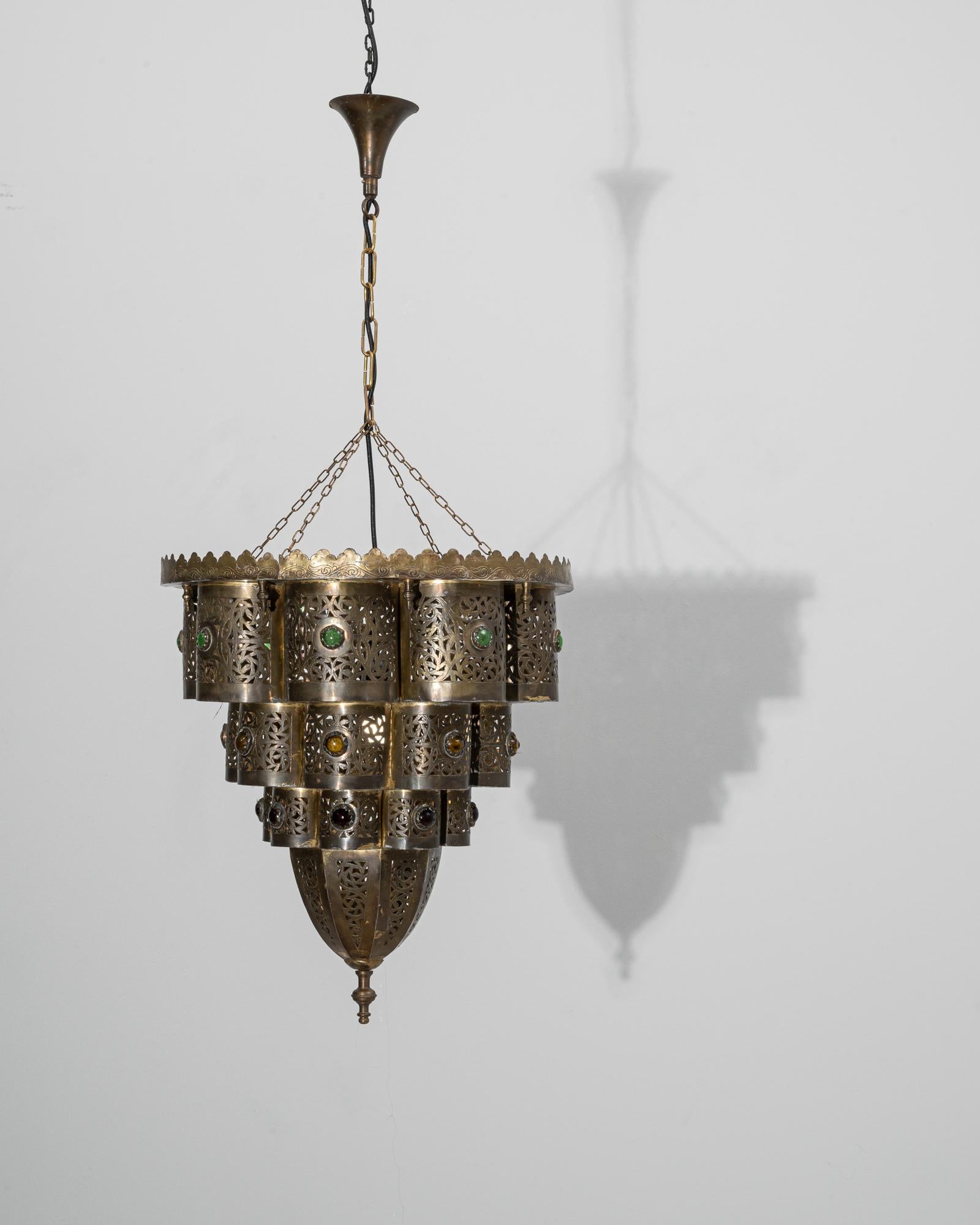 XX secolo Lampadario a sospensione francese a più livelli in ottone degli anni '20 con inserti in vetro colorato in vendita