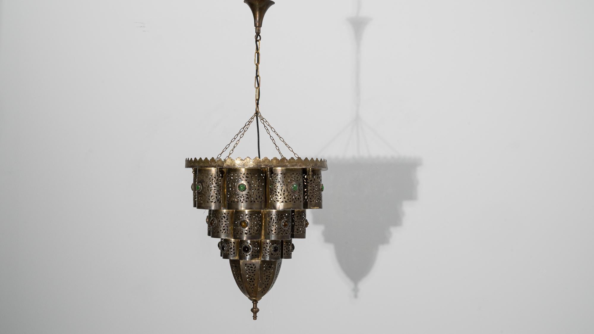 Lampadario a sospensione francese a più livelli in ottone degli anni '20 con inserti in vetro colorato in vendita 1