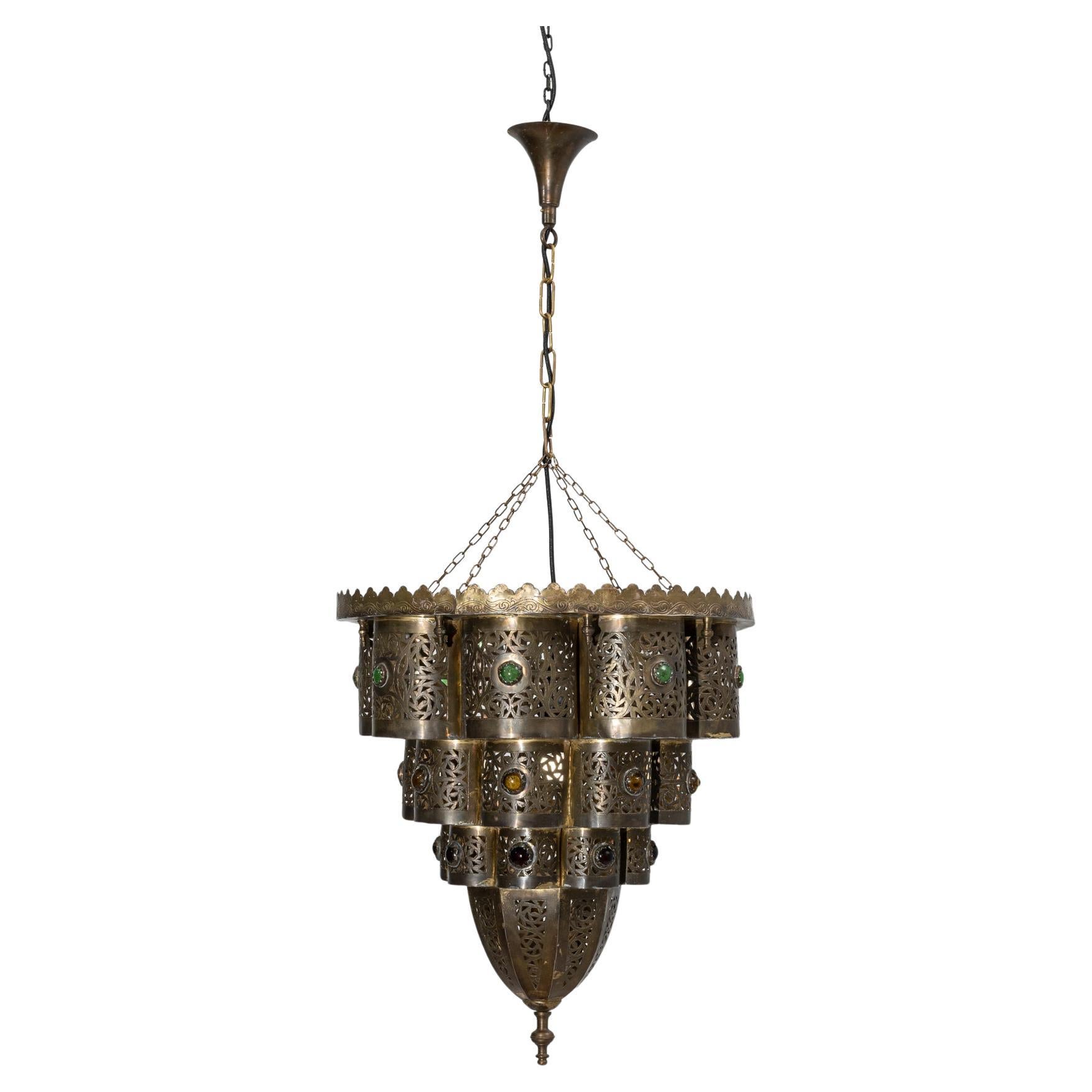 Lampadario a sospensione francese a più livelli in ottone degli anni '20 con inserti in vetro colorato in vendita