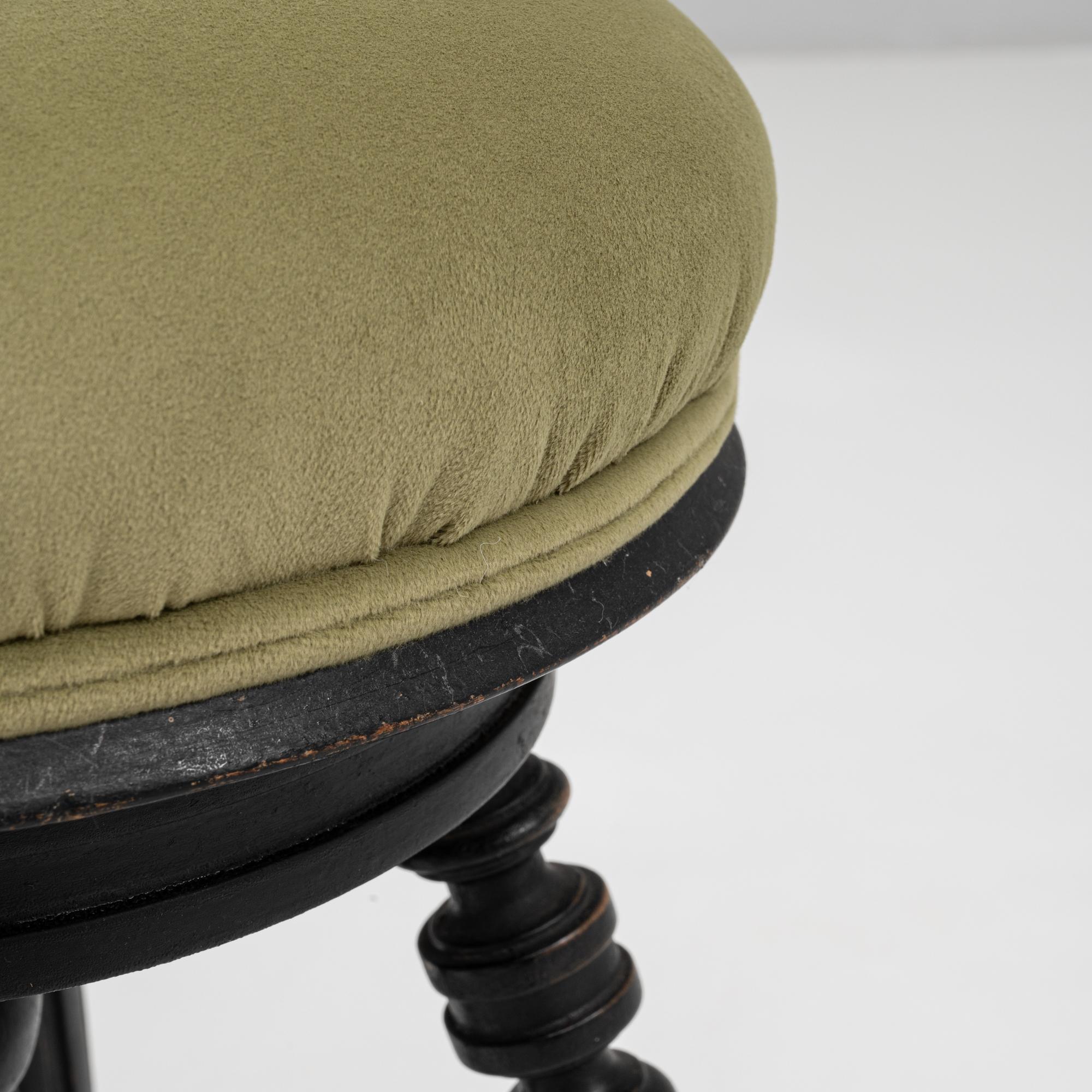 Sgabello per pianoforte imbottito vittoriano francese del 1920 con gambe tornite in vendita 3