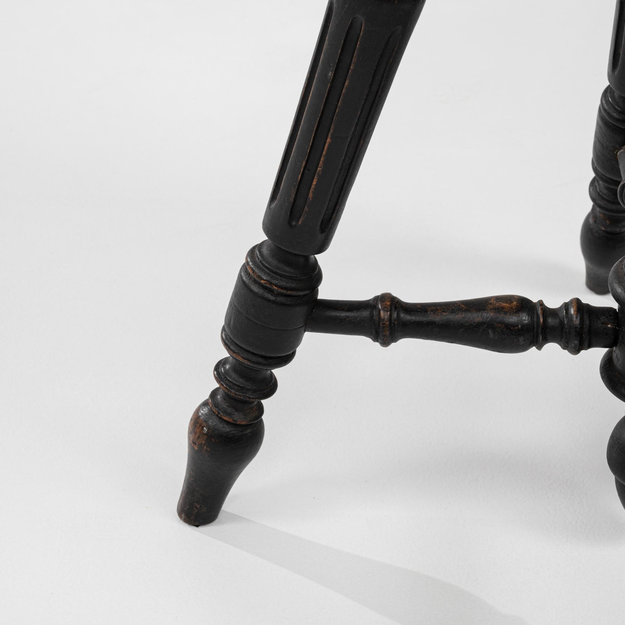 Sgabello per pianoforte imbottito vittoriano francese del 1920 con gambe tornite in vendita 4