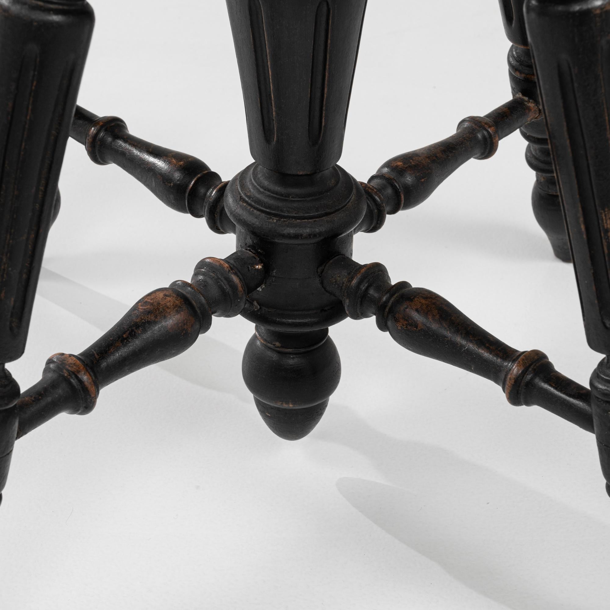 Sgabello per pianoforte imbottito vittoriano francese del 1920 con gambe tornite in vendita 5