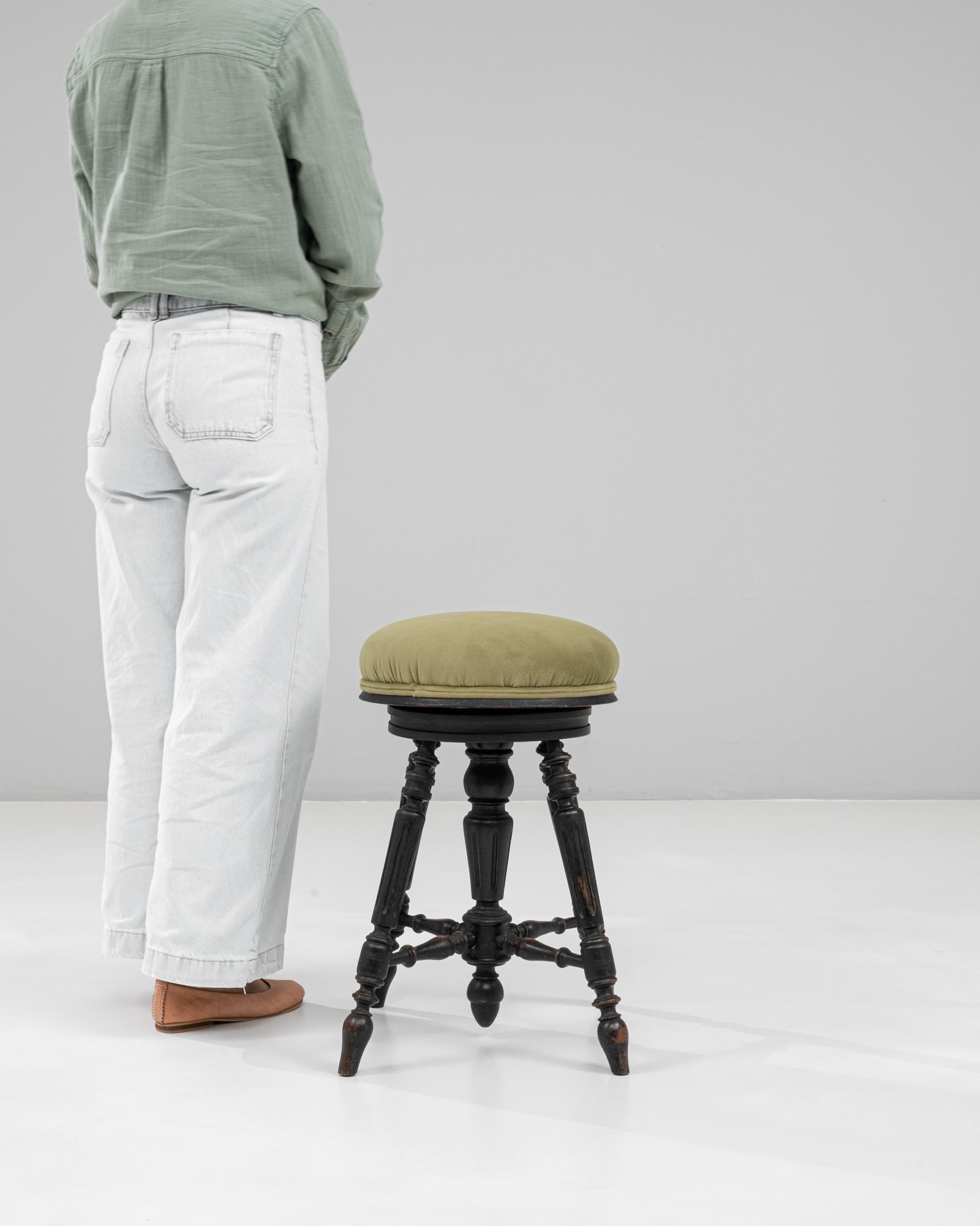 Vittoriano Sgabello per pianoforte imbottito vittoriano francese del 1920 con gambe tornite in vendita