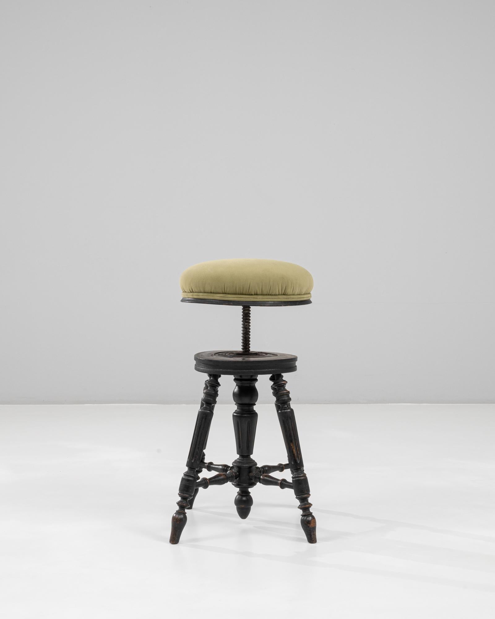 Francese Sgabello per pianoforte imbottito vittoriano francese del 1920 con gambe tornite in vendita