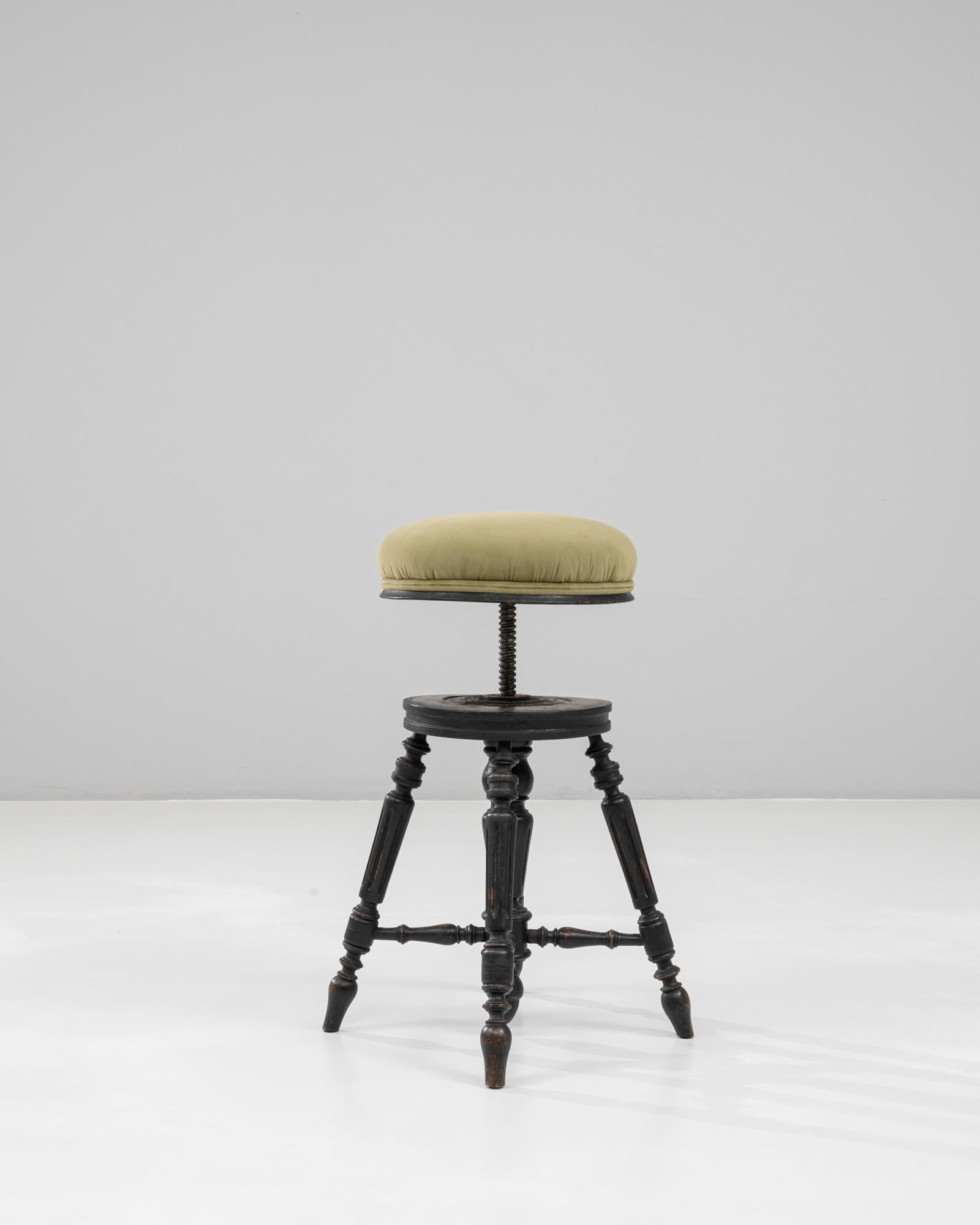 Sgabello per pianoforte imbottito vittoriano francese del 1920 con gambe tornite In condizioni buone in vendita a High Point, NC