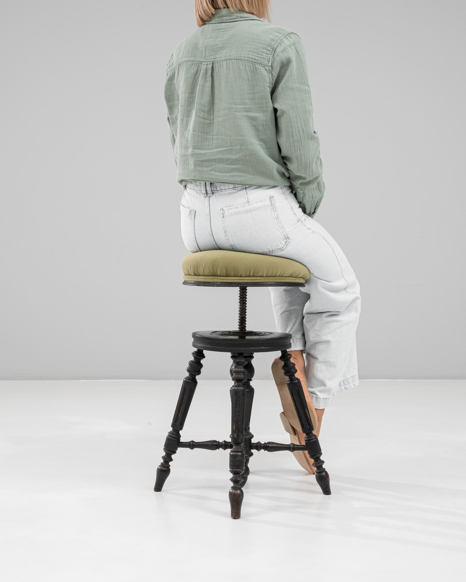 XX secolo Sgabello per pianoforte imbottito vittoriano francese del 1920 con gambe tornite in vendita