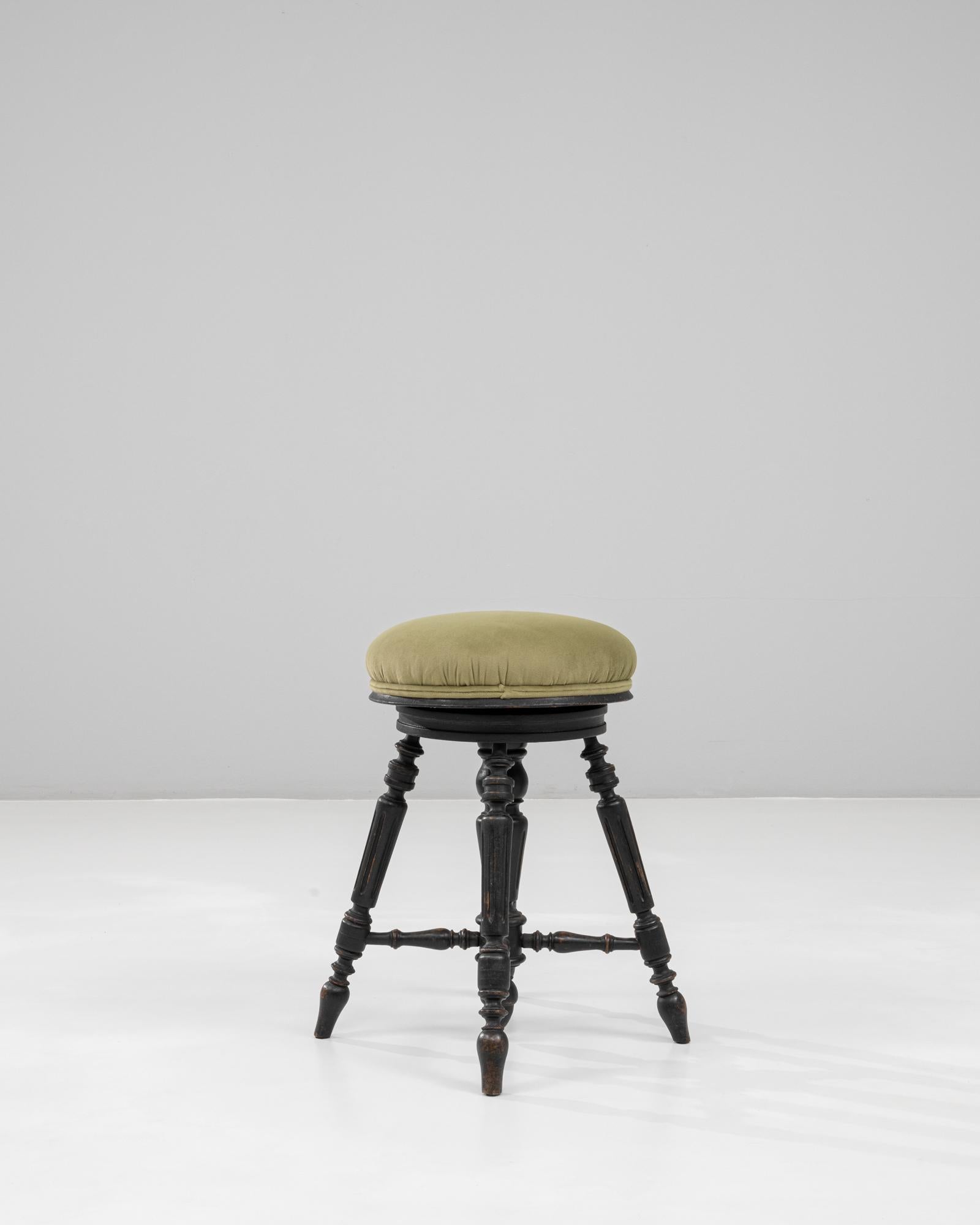 Tappezzeria Sgabello per pianoforte imbottito vittoriano francese del 1920 con gambe tornite in vendita